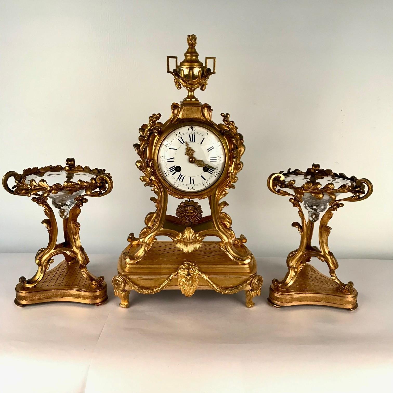 Belle Époque Garniture d'horloge de cheminée de style Louis XV en bronze doré et cristal en vente