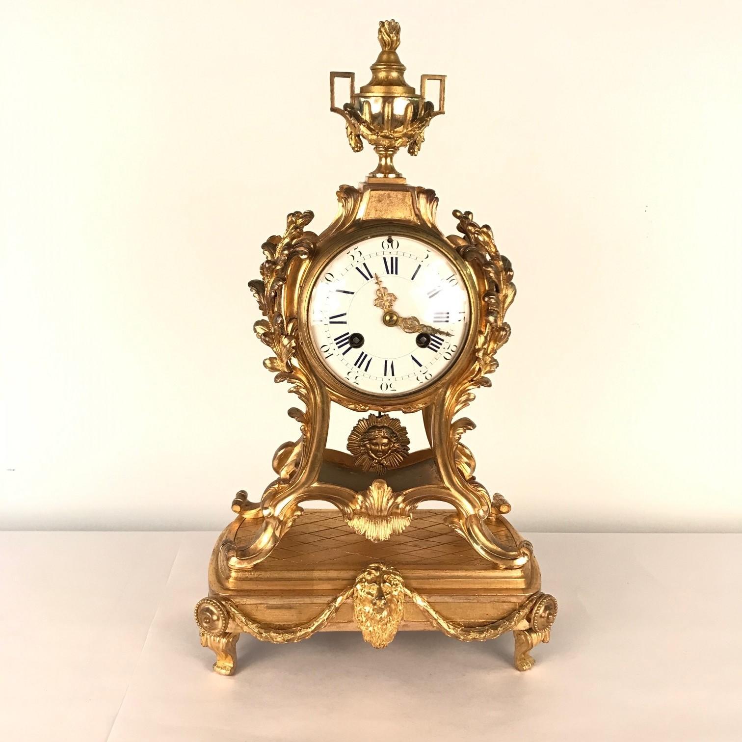 Français Garniture d'horloge de cheminée de style Louis XV en bronze doré et cristal en vente