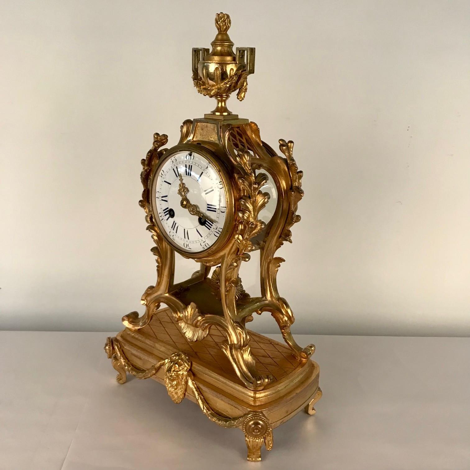 Fin du XIXe siècle Garniture d'horloge de cheminée de style Louis XV en bronze doré et cristal en vente