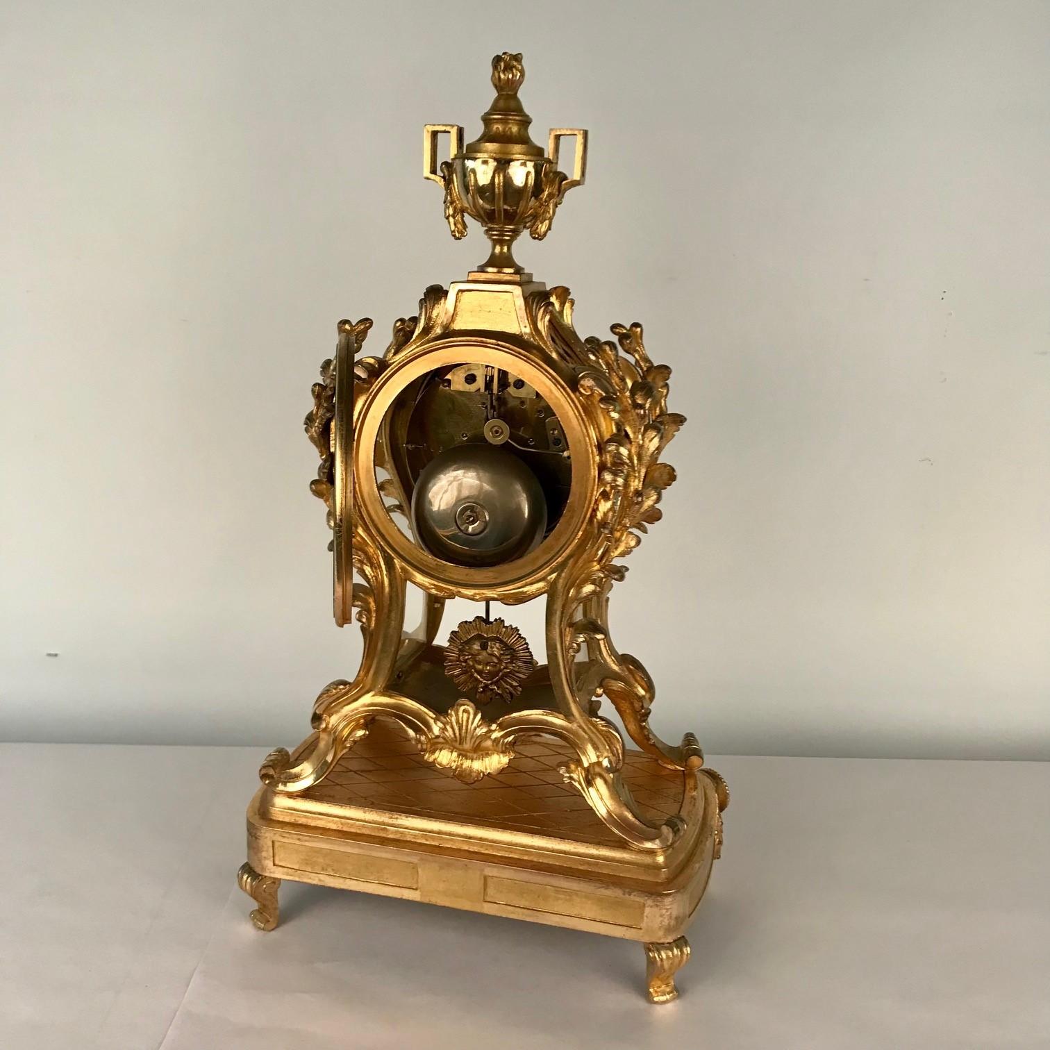 Bronze Garniture d'horloge de cheminée de style Louis XV en bronze doré et cristal en vente