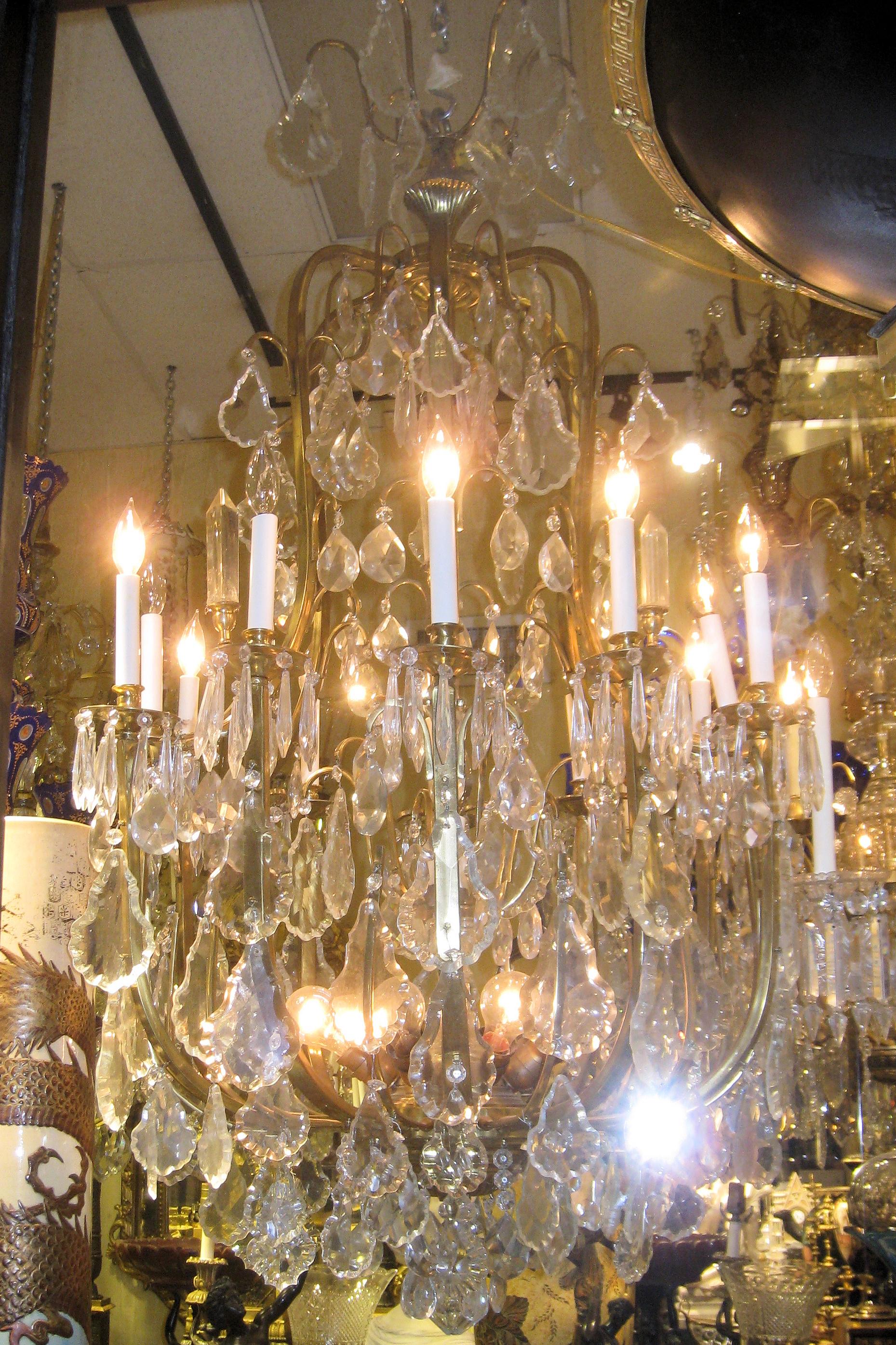 Lustre à douze lumières de style Louis XV en bronze doré et cristal en vente 1