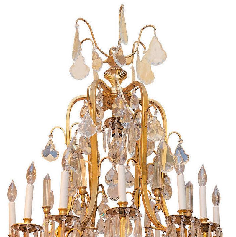 Zwölfflammiger Kronleuchter aus vergoldeter Bronze und Kristall im Louis XV-Stil.
Lager-Nummer: L302