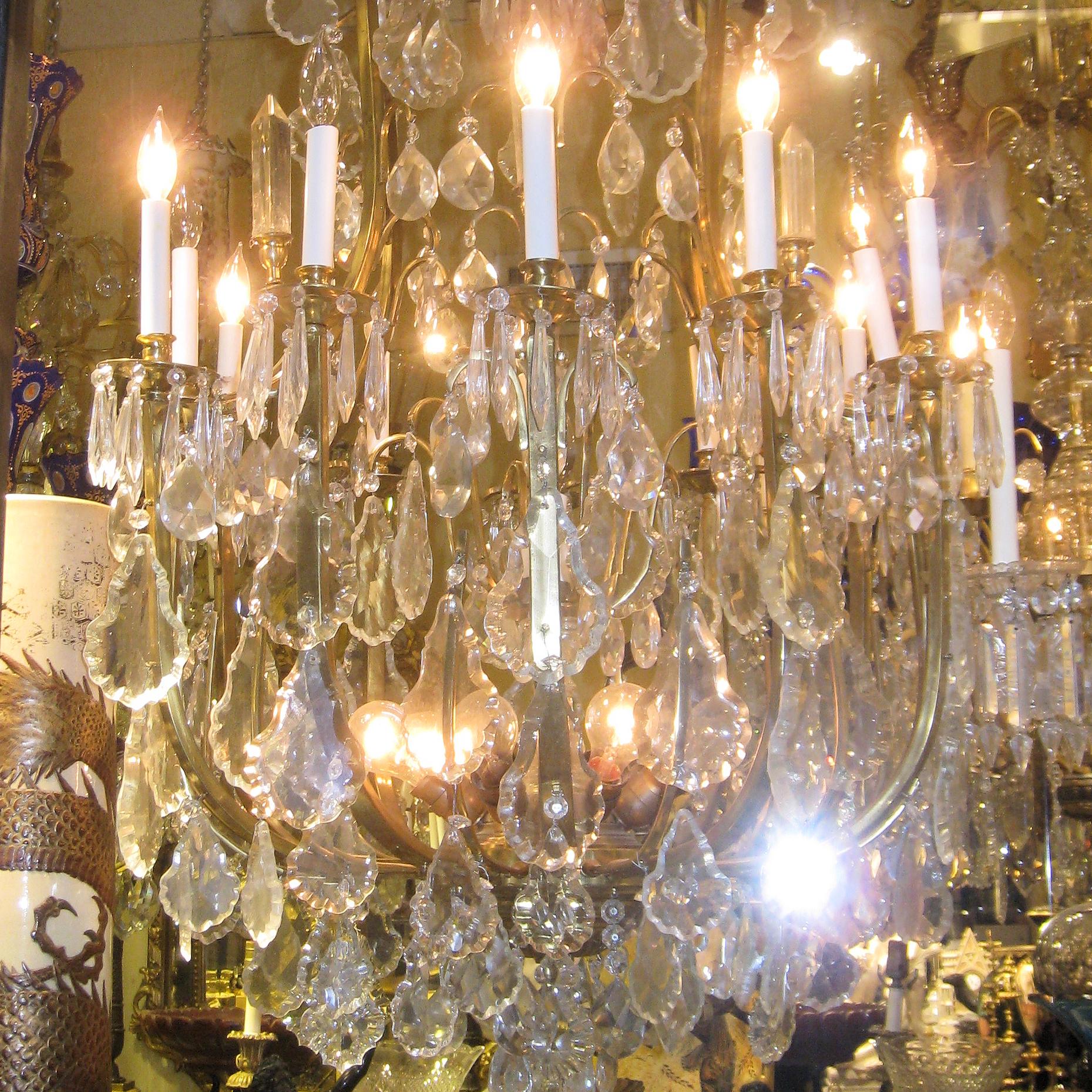 Bronze Lustre à douze lumières de style Louis XV en bronze doré et cristal en vente