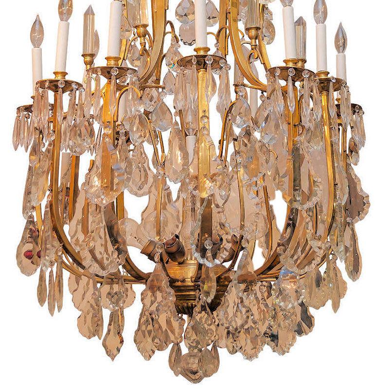 Français Lustre à douze lumières de style Louis XV en bronze doré et cristal en vente