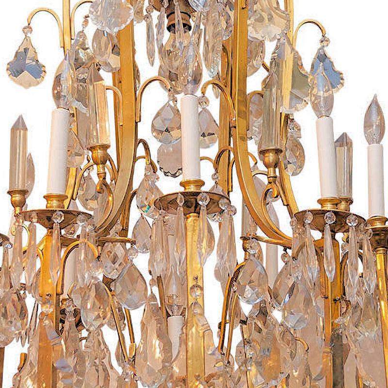 Grand lustre de style Louis XV à 12 bras en bronze doré et cristal Bon état - En vente à New York, NY