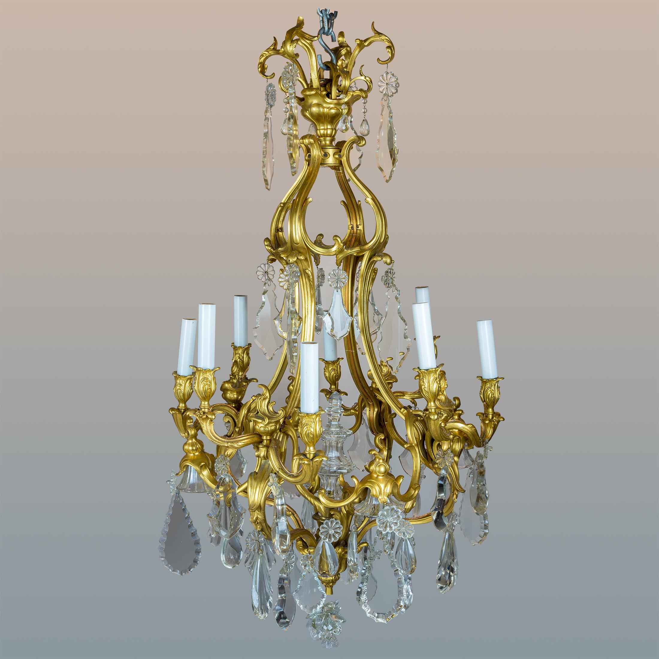 Un exquis lustre de style Louis XV à huit lumières en bronze doré et cristal taillé

Date : 19ème siècle
Origine : Français
Dimension : 45 pouces x 22 pouces.