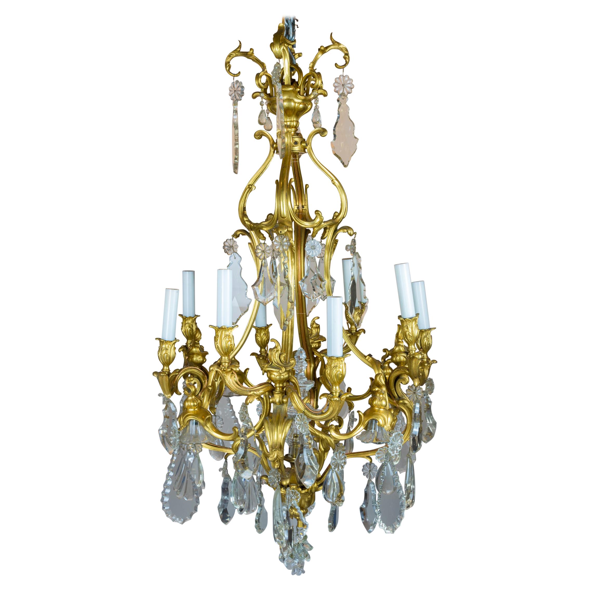 Lustre à huit lumières de style Louis XV en bronze doré et cristal taillé en vente