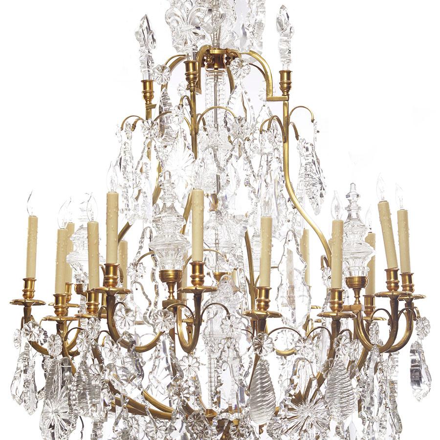 Français Lustre de style Louis XV à 16 éclairages en bronze doré et verre taillé, attribué à Baccarat en vente