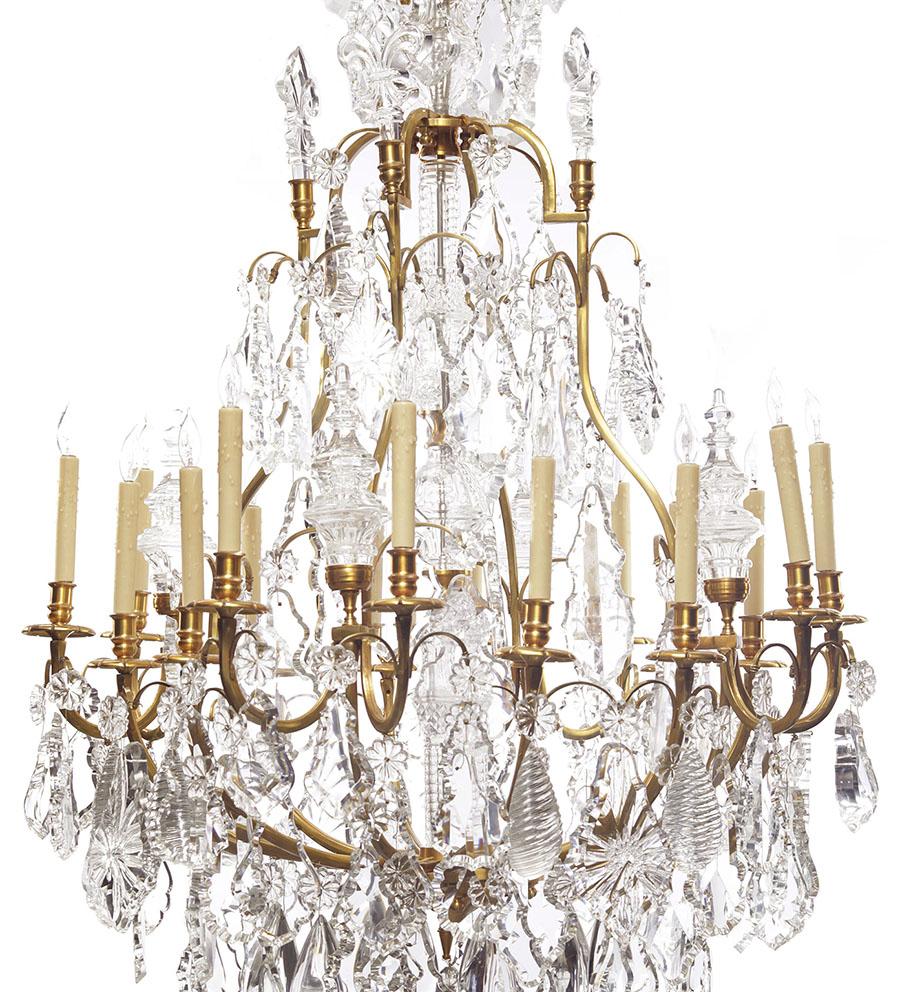 Biseauté Lustre de style Louis XV à 16 éclairages en bronze doré et verre taillé, attribué à Baccarat en vente
