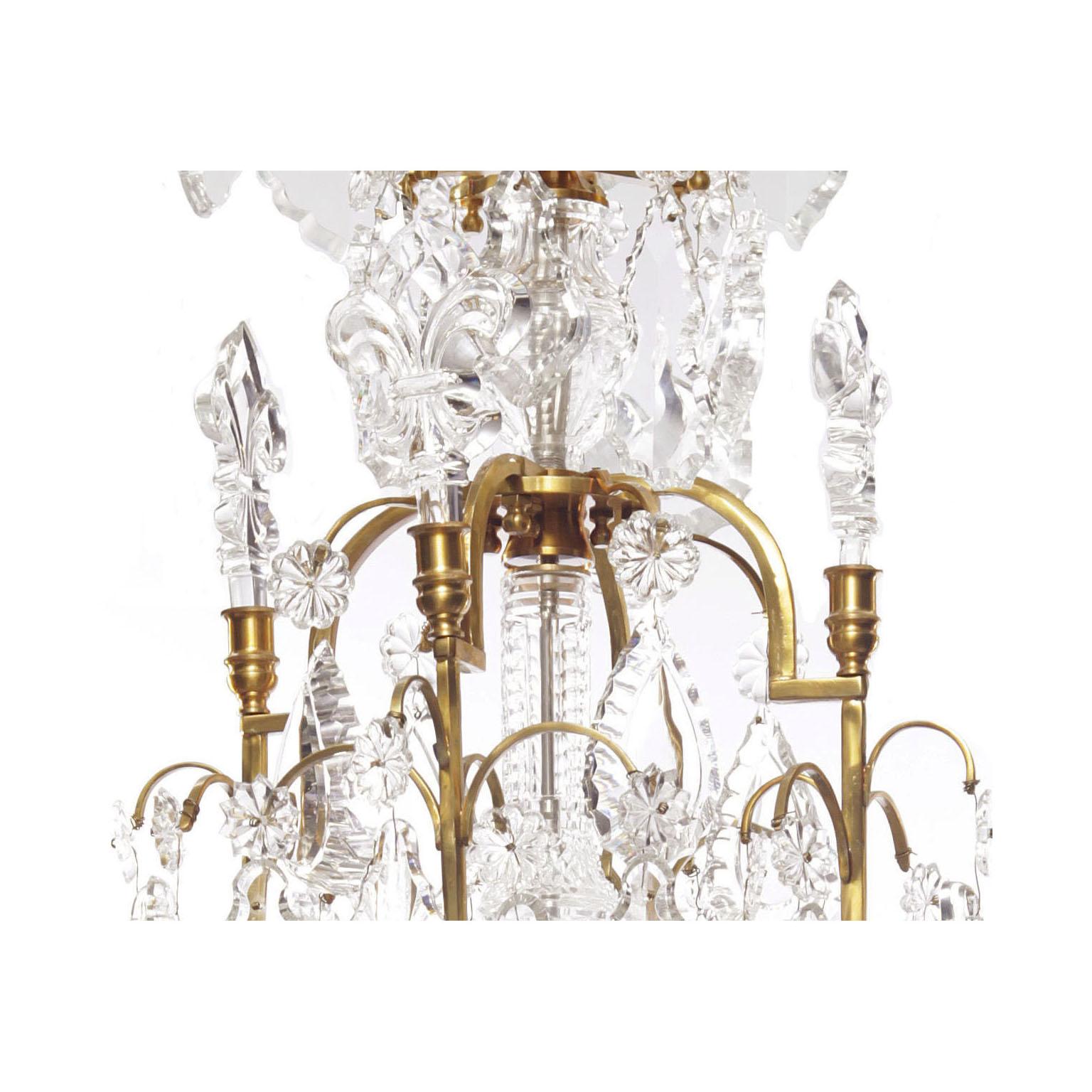 20ième siècle Lustre de style Louis XV à 16 éclairages en bronze doré et verre taillé, attribué à Baccarat en vente
