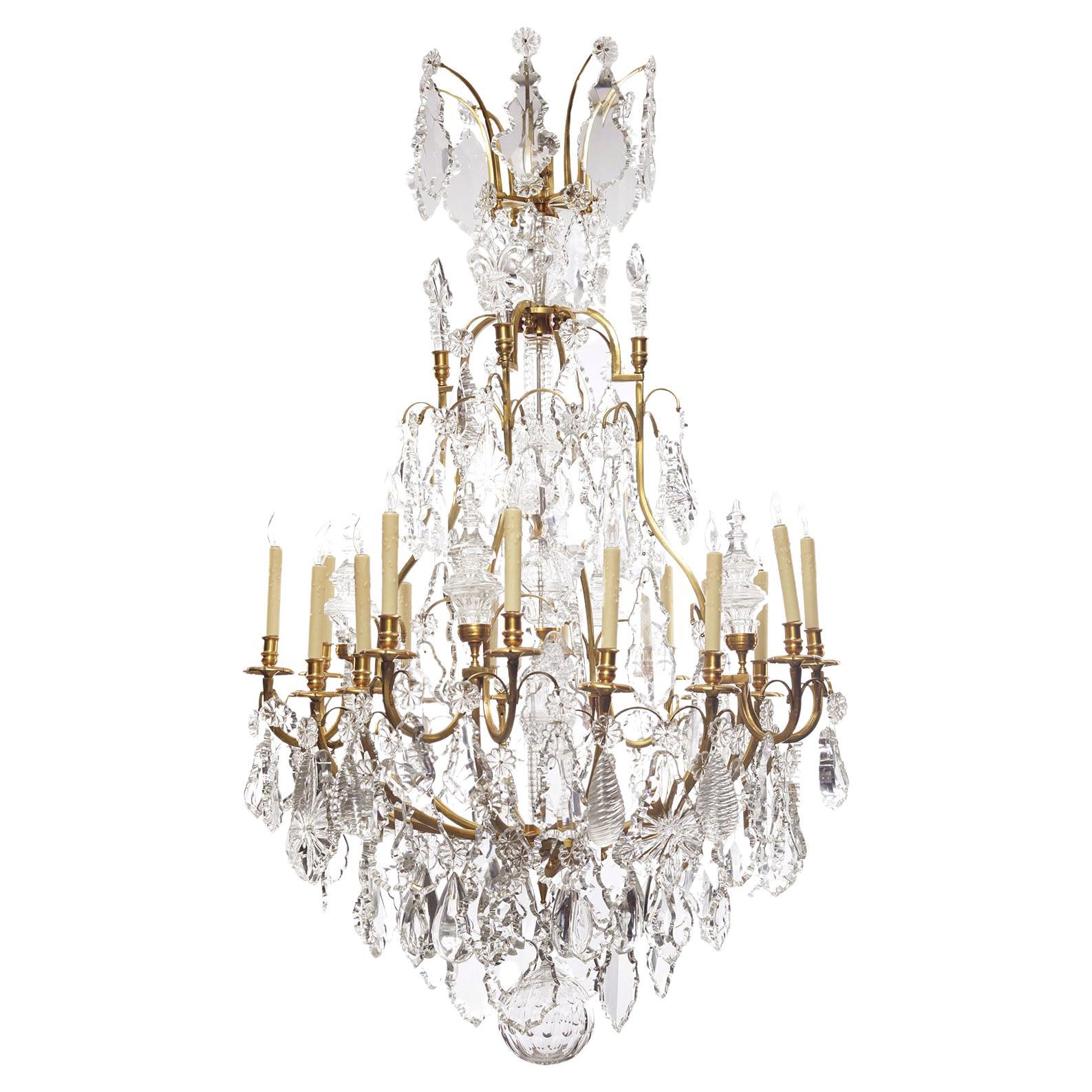 Lampadario a 16 luci in bronzo dorato e vetro tagliato in stile Luigi XV, attribuito a Baccarat