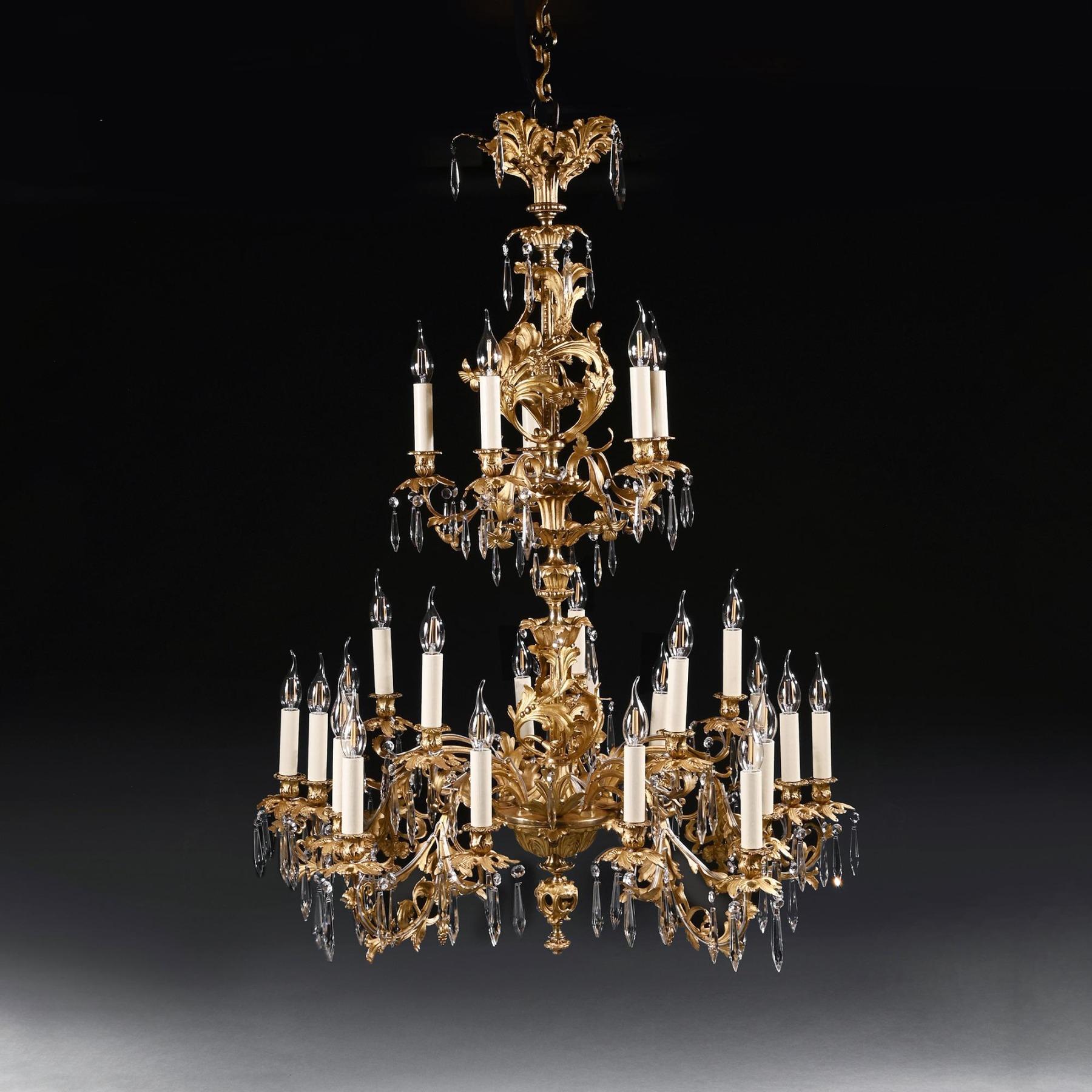 Magnifique lustre à deux niveaux de vingt-cinq lumières, en bronze doré et verre taillé, de style Louis XV.

Français fin XIXe siècle - Circa 1890-1900.

De conception rococo avec des étages de lustres en verre, la couronne moulée feuillagée