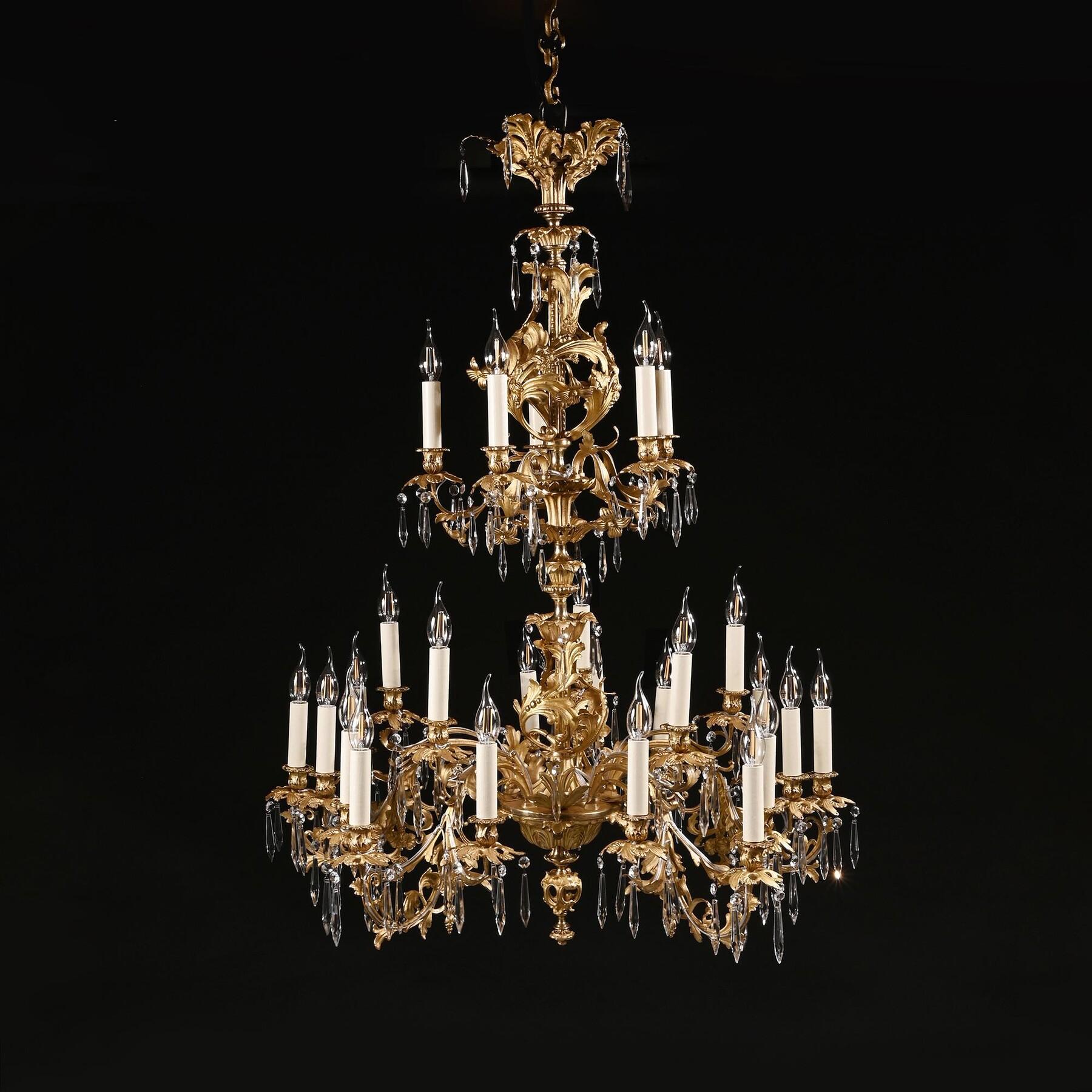 Louis XV Lustre à vingt-cinq lumières de style Louis Xv en bronze doré et verre taillé en vente