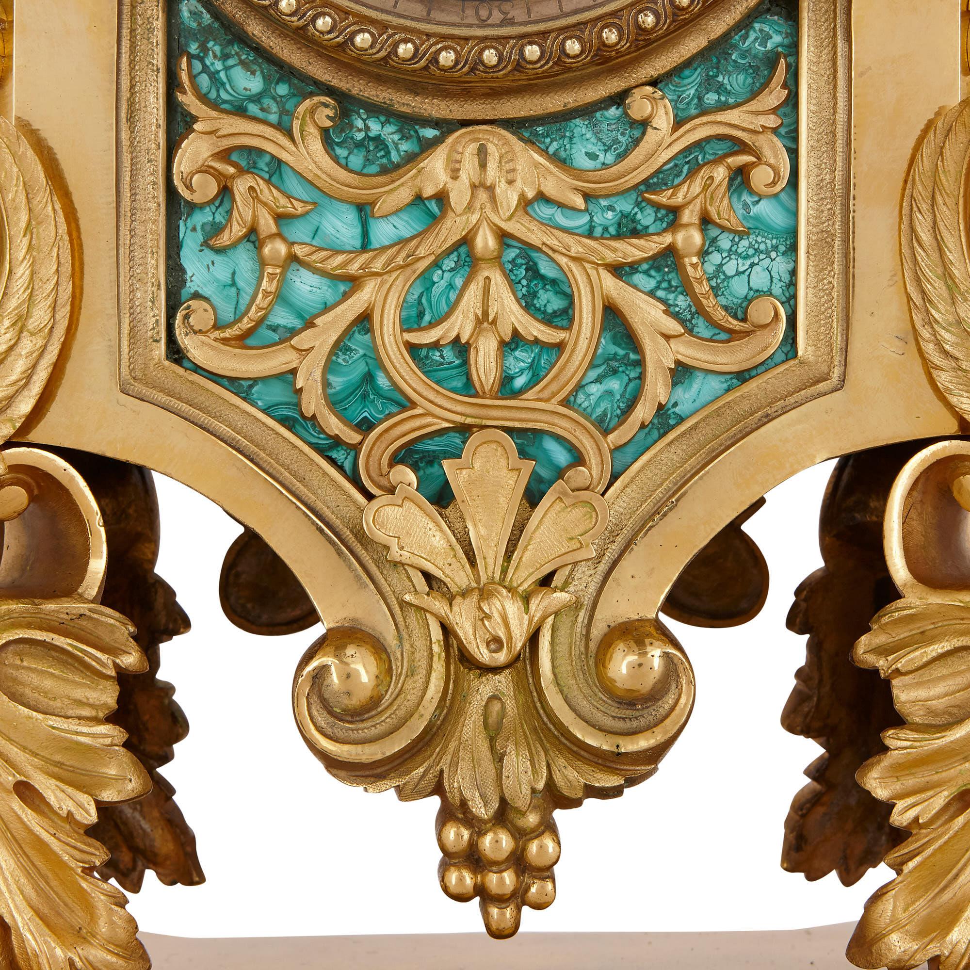 Doré Pendule de cheminée de style Louis XV en bronze doré et malachite en vente