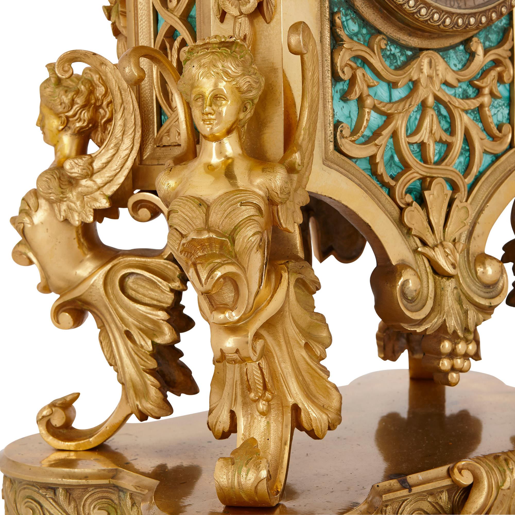 Manteluhr im Stil Louis XV aus vergoldeter Bronze und Malachit (Vergoldet) im Angebot