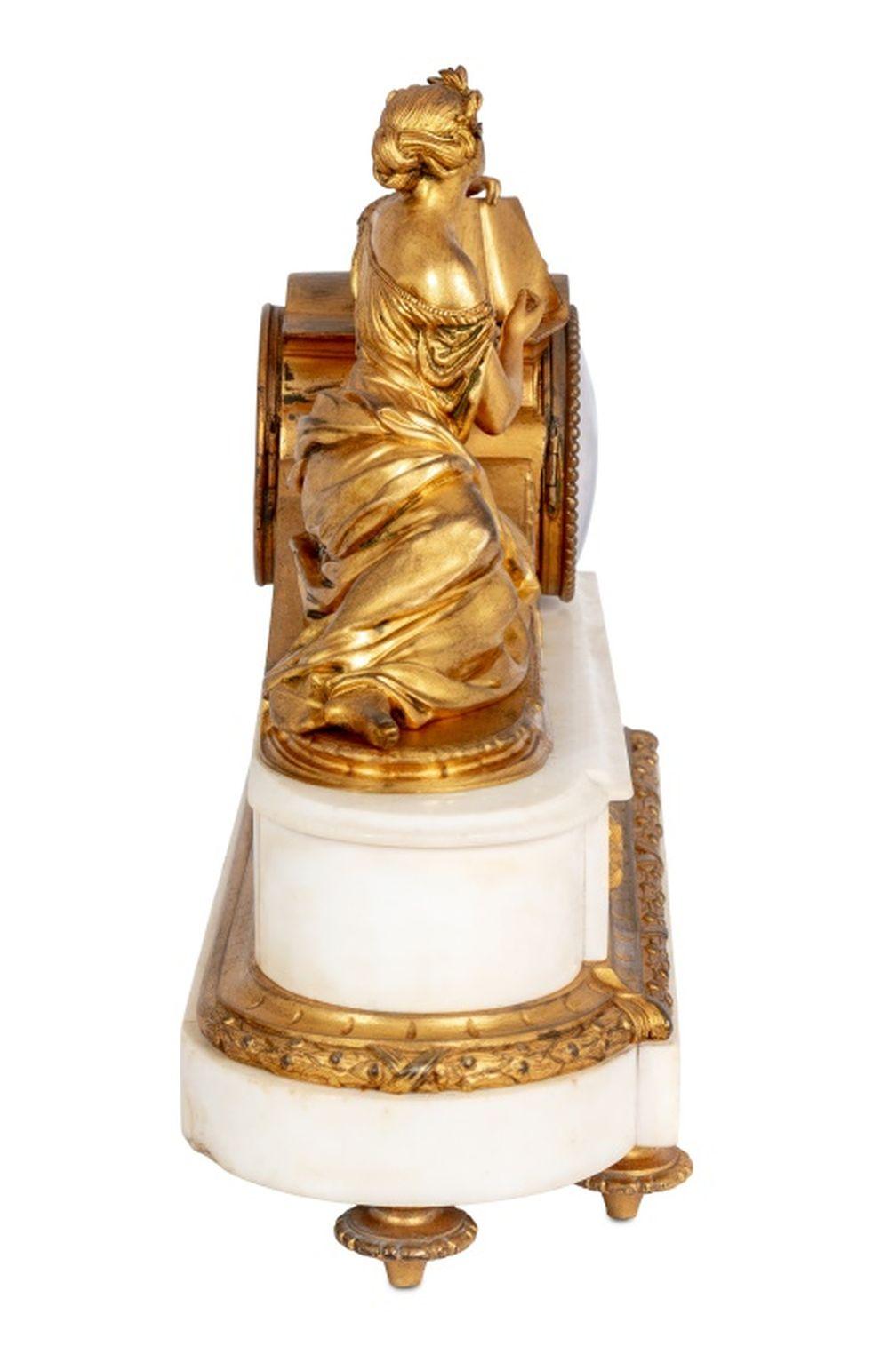 Français Pendule de cheminée en bronze doré et marbre de style Louis XV en vente