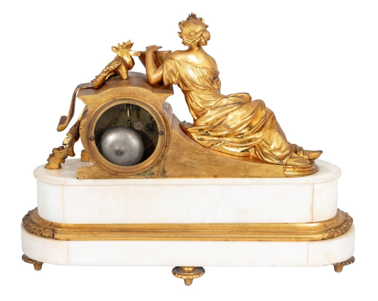 Doré Pendule de cheminée en bronze doré et marbre de style Louis XV en vente