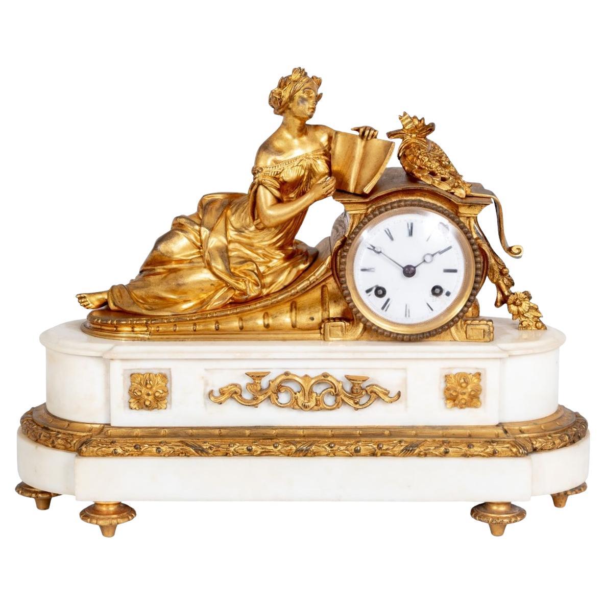 Pendule de cheminée en bronze doré et marbre de style Louis XV en vente