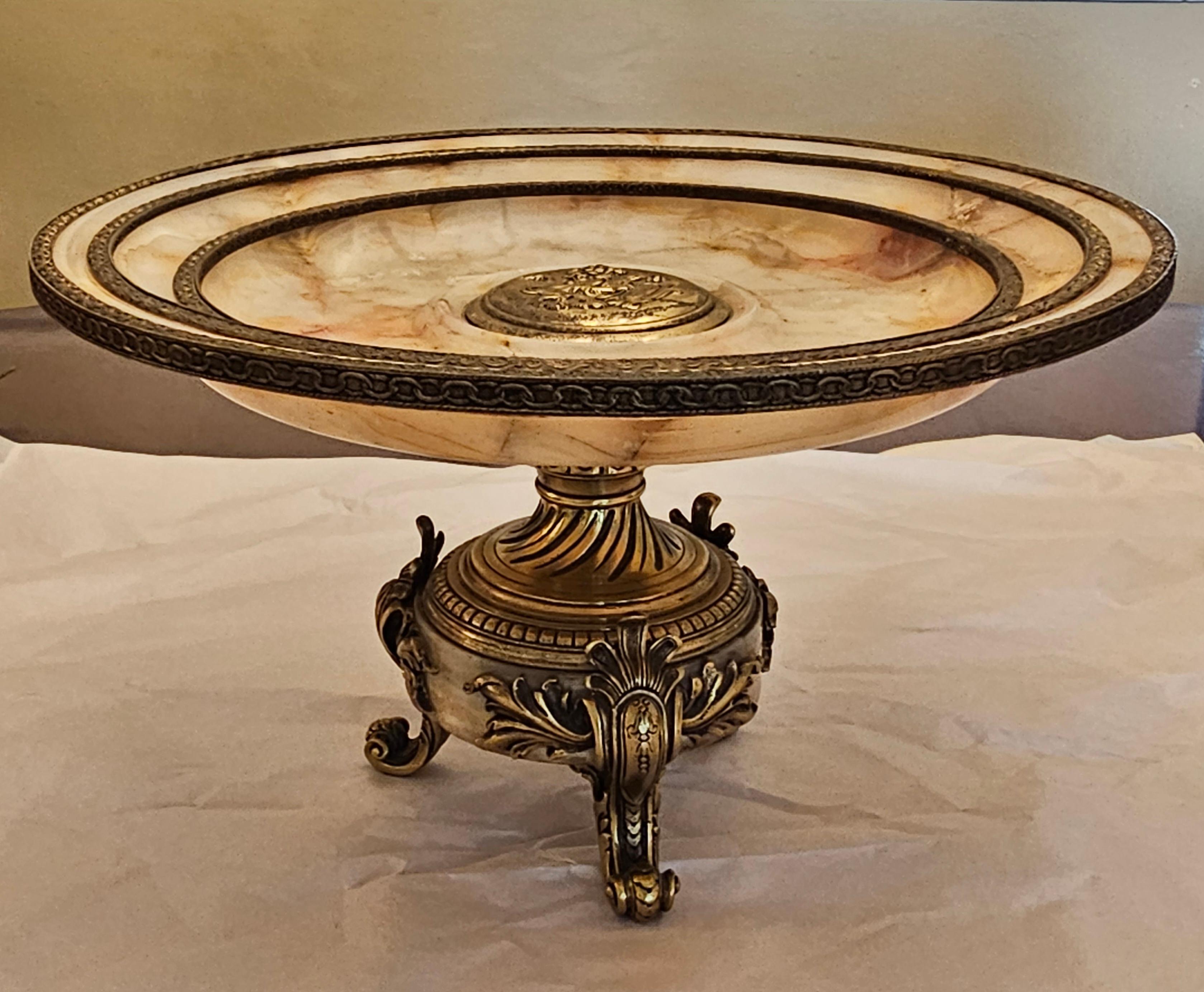 Français Centre de table en bronze doré et marbre de style Louis XV Epergne trifide en vente
