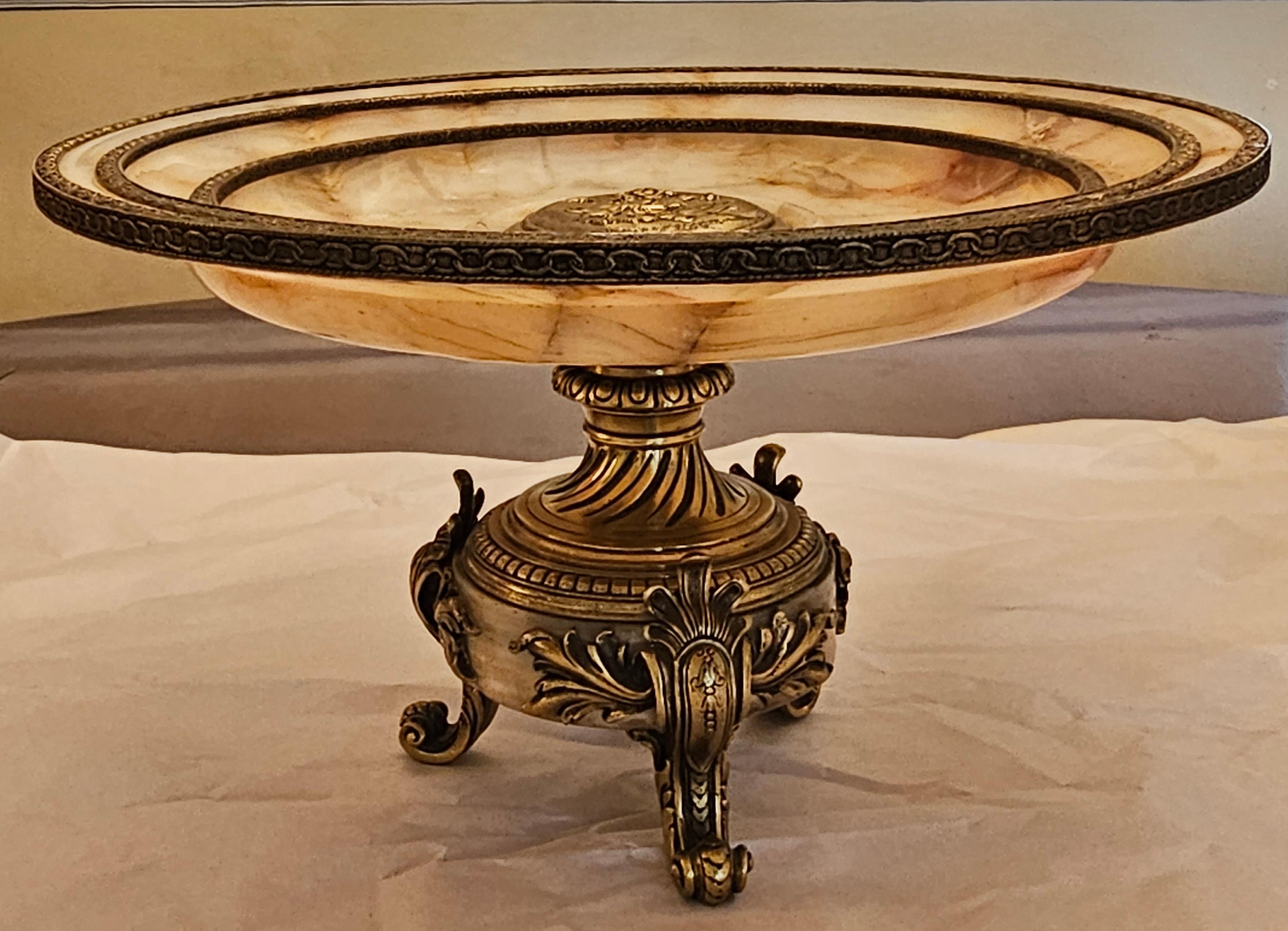 Autre Centre de table en bronze doré et marbre de style Louis XV Epergne trifide en vente