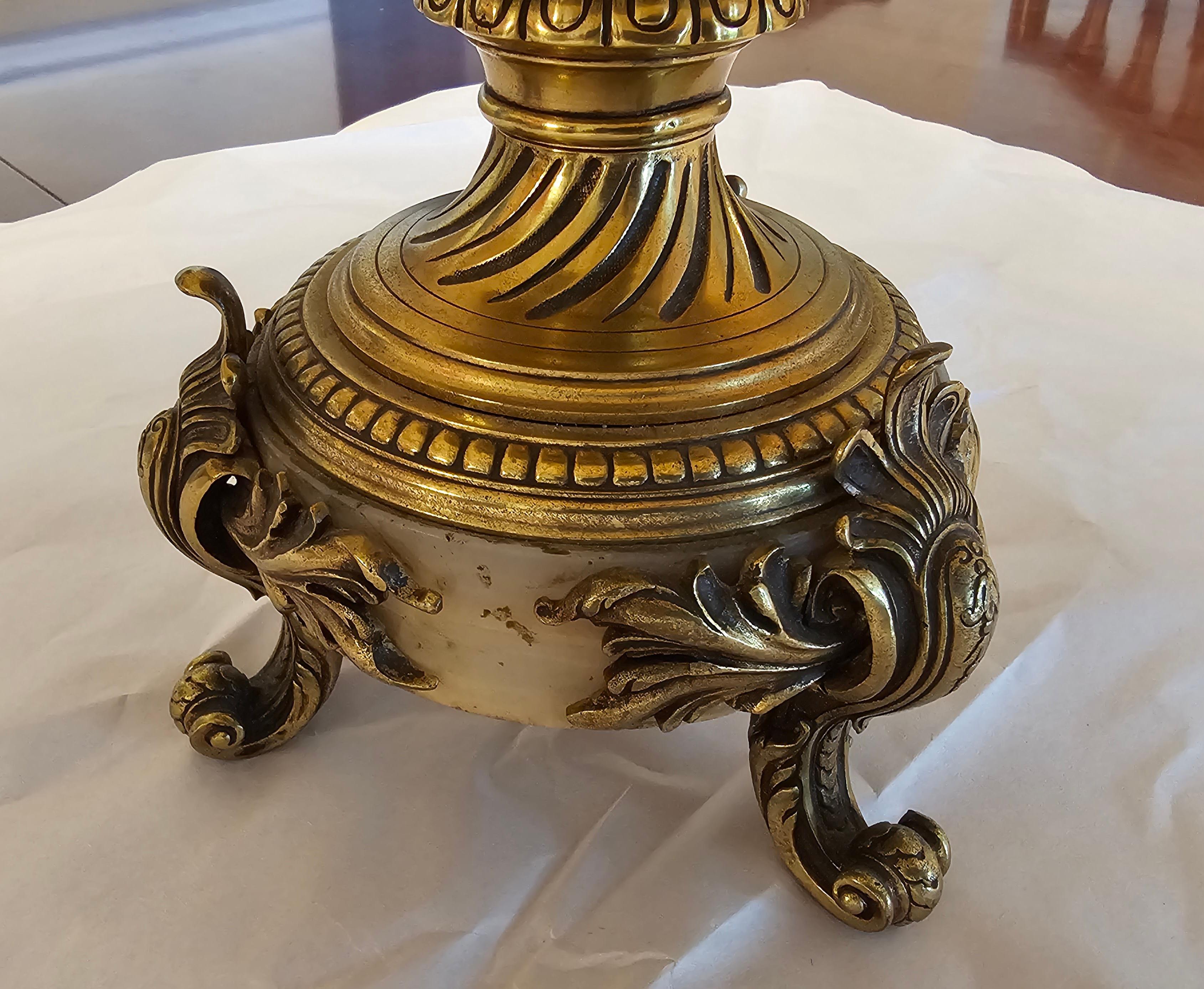 20ième siècle Centre de table en bronze doré et marbre de style Louis XV Epergne trifide en vente