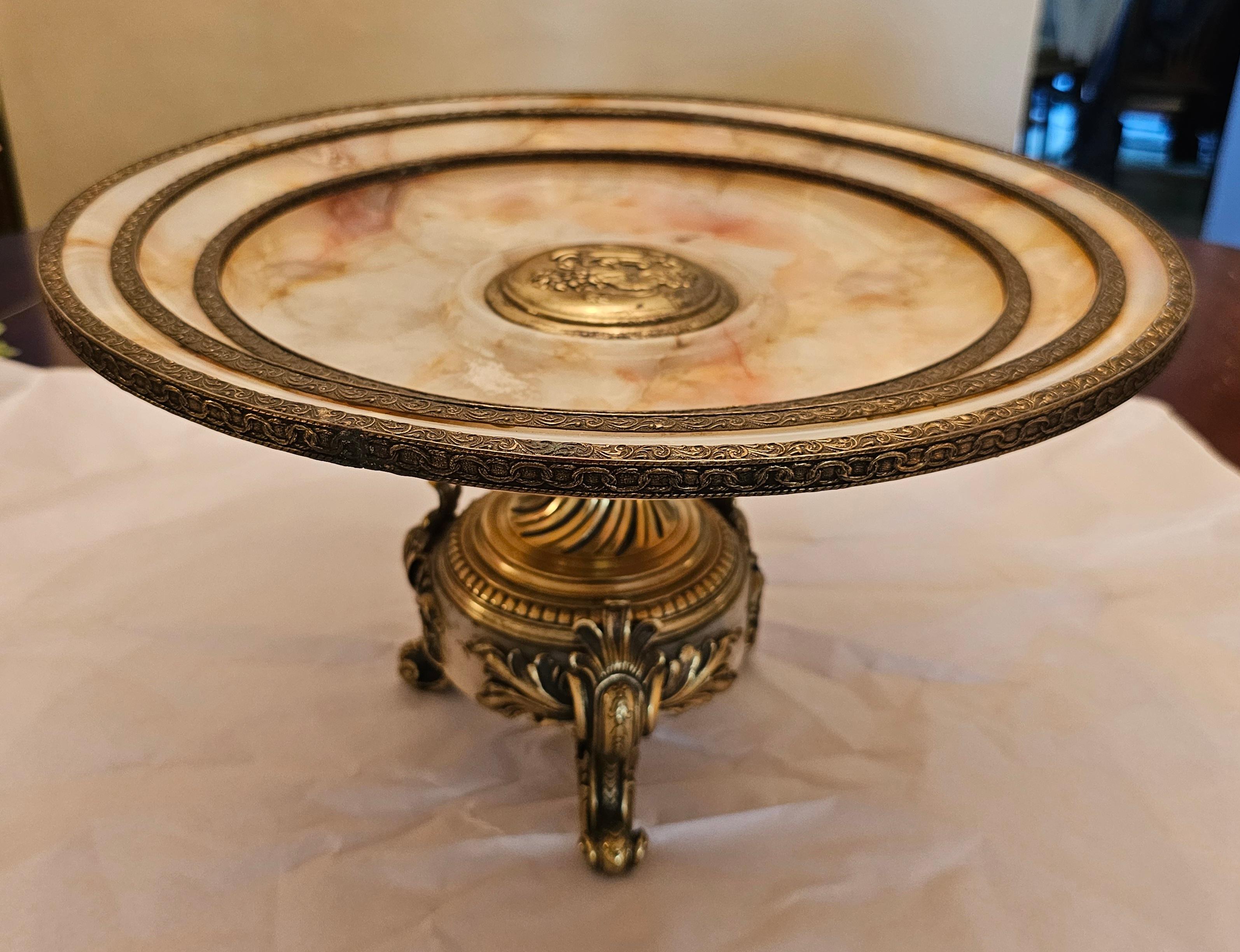 Centre de table en bronze doré et marbre de style Louis XV Epergne trifide en vente 1
