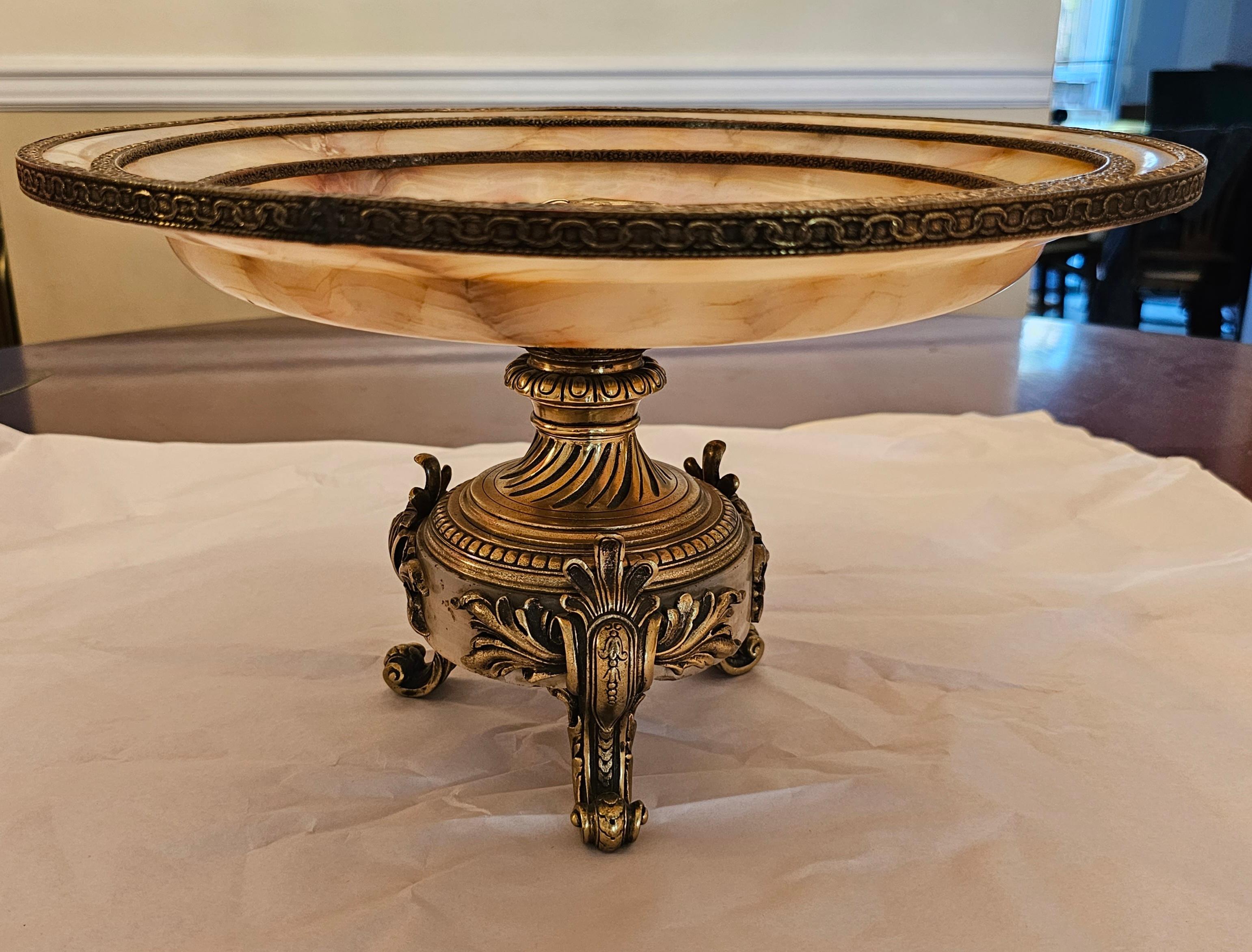 Centre de table en bronze doré et marbre de style Louis XV Epergne trifide en vente 2