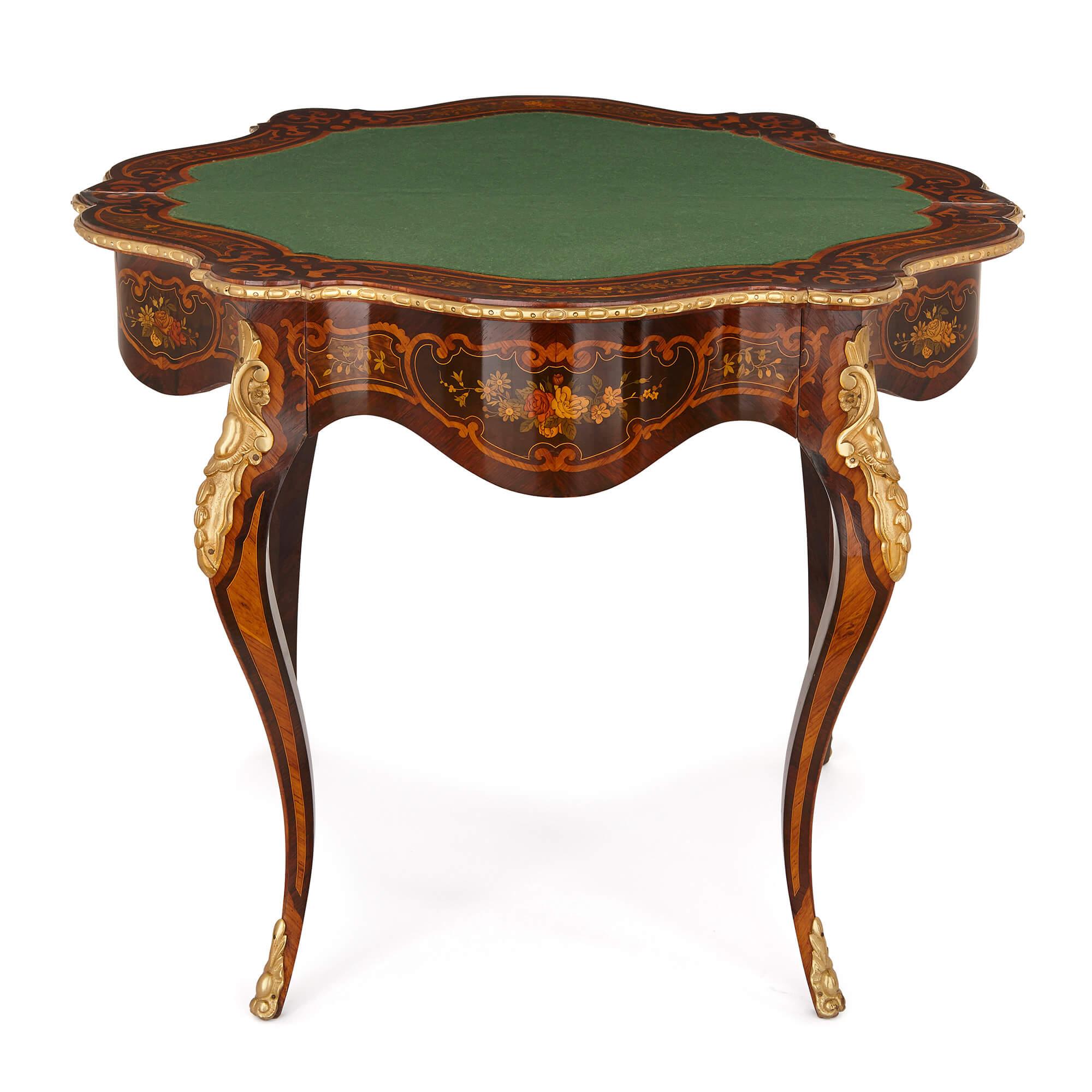 Dieser schöne antike Tisch ist im Louis XV-Stil gefertigt, der als Synonym für Anmut, Eleganz und überschwängliches Design gilt. Der aus luxuriösen Materialien gefertigte Tisch mit seinen feinen Intarsienarbeiten würde sowohl eine moderne als auch