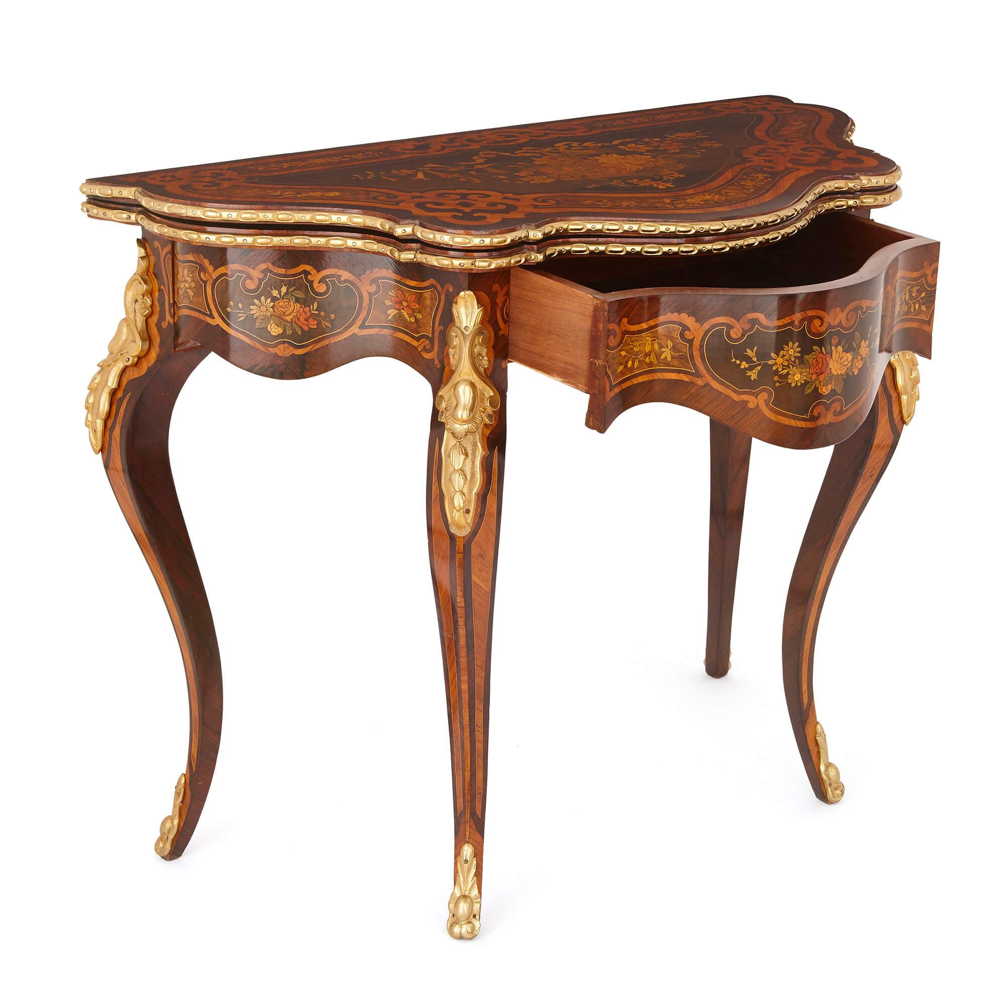 Français Table à cartes de style Louis XV en bronze doré et marqueterie en vente