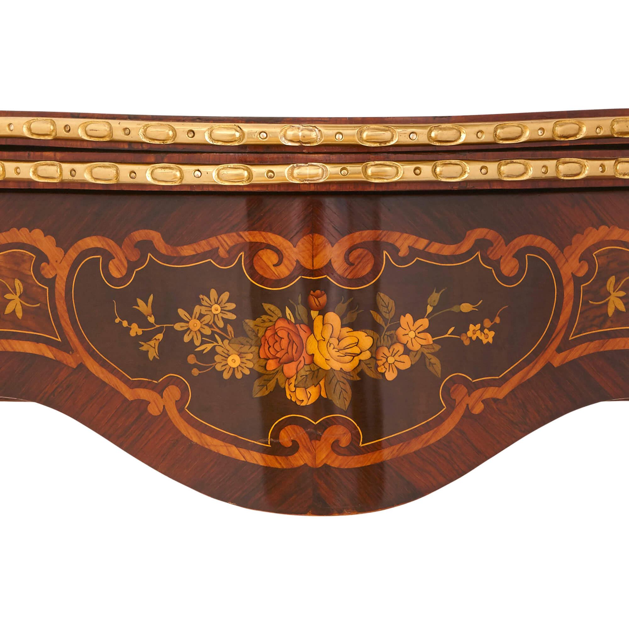 Marqueterie Table à cartes de style Louis XV en bronze doré et marqueterie en vente