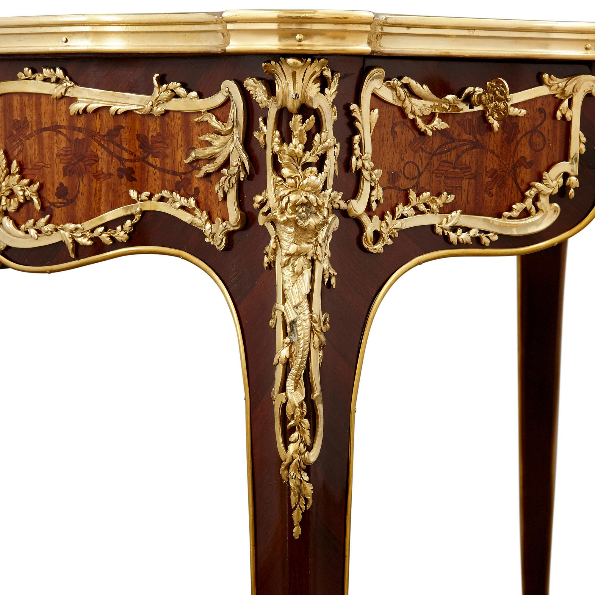 Schreibtisch aus vergoldeter Bronze im Louis-XV-Stil mit Intarsien, Zwiener zugeschrieben (Louis XV.) im Angebot