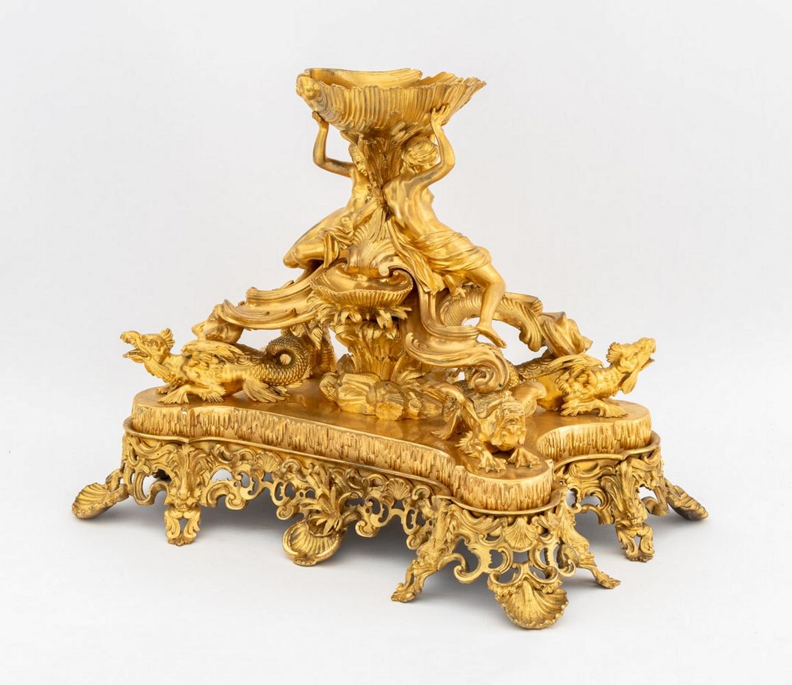 Centro de mesa en bronce dorado con figura de servidor de caviar estilo Luis XV, París, finales del siglo XIX; la base lleva varias veces el sello 