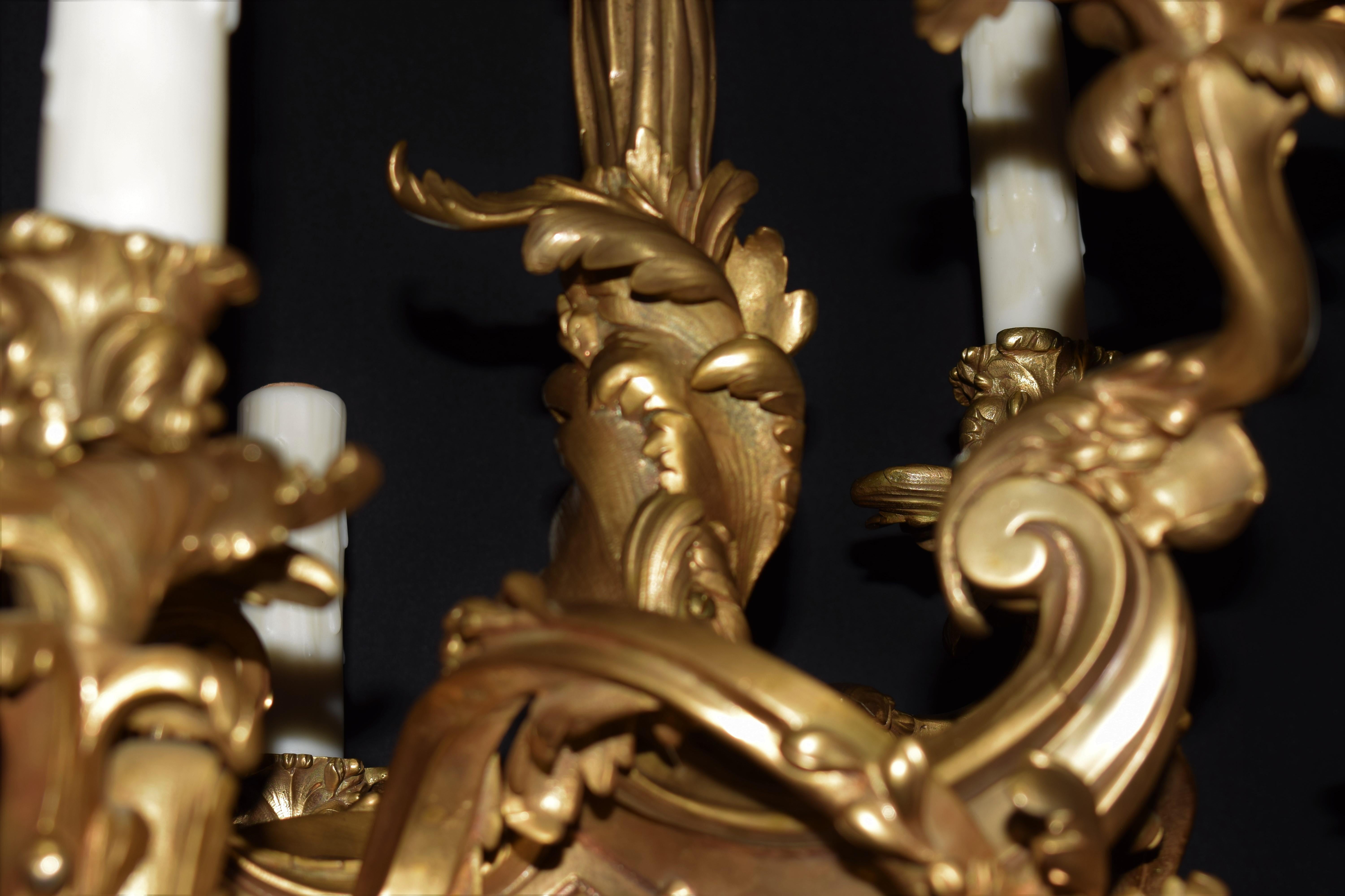 Louis XV Stil Vergoldete Bronze Kronleuchter im Angebot 5
