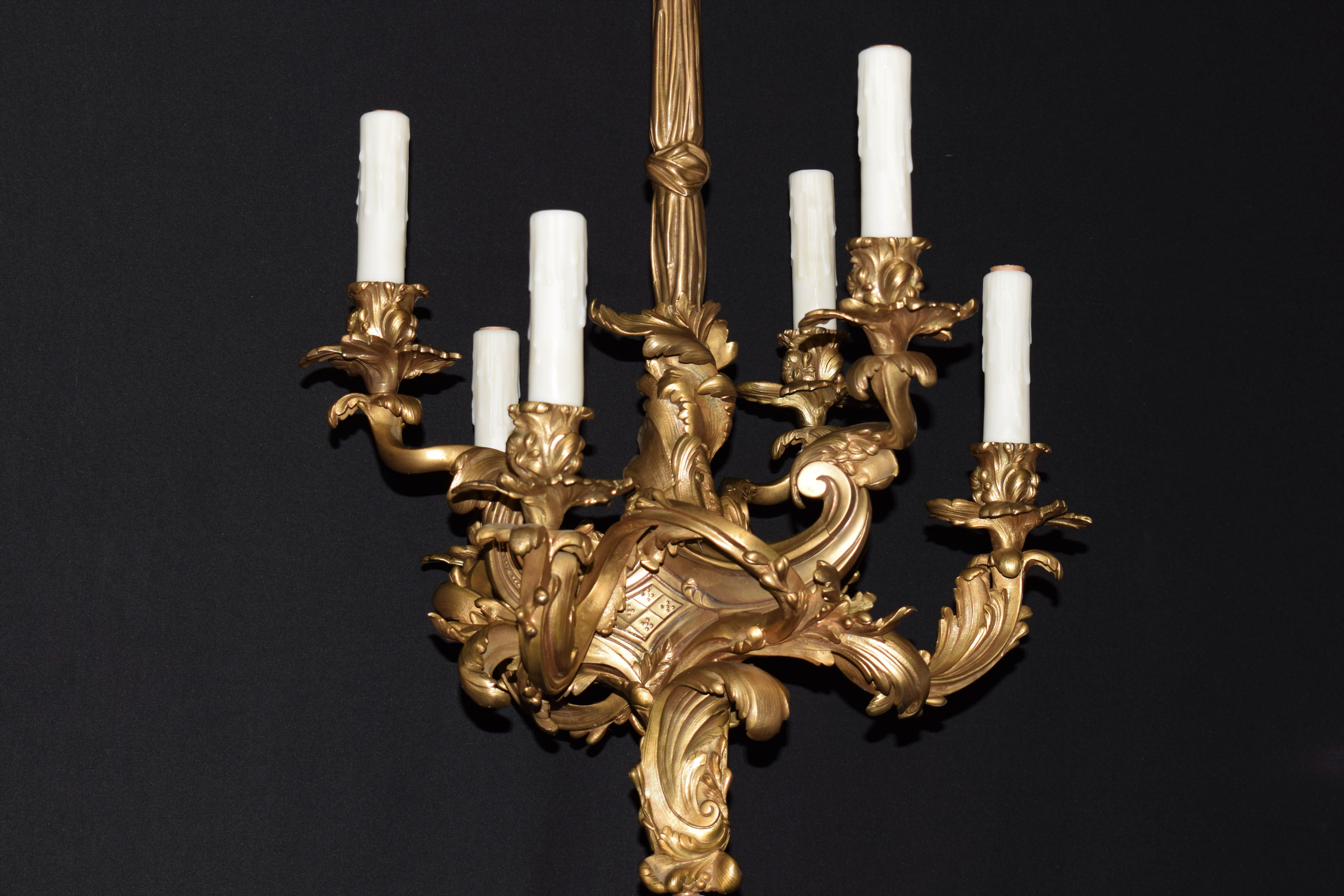 Louis XV Stil Vergoldete Bronze Kronleuchter (Louis XV.) im Angebot