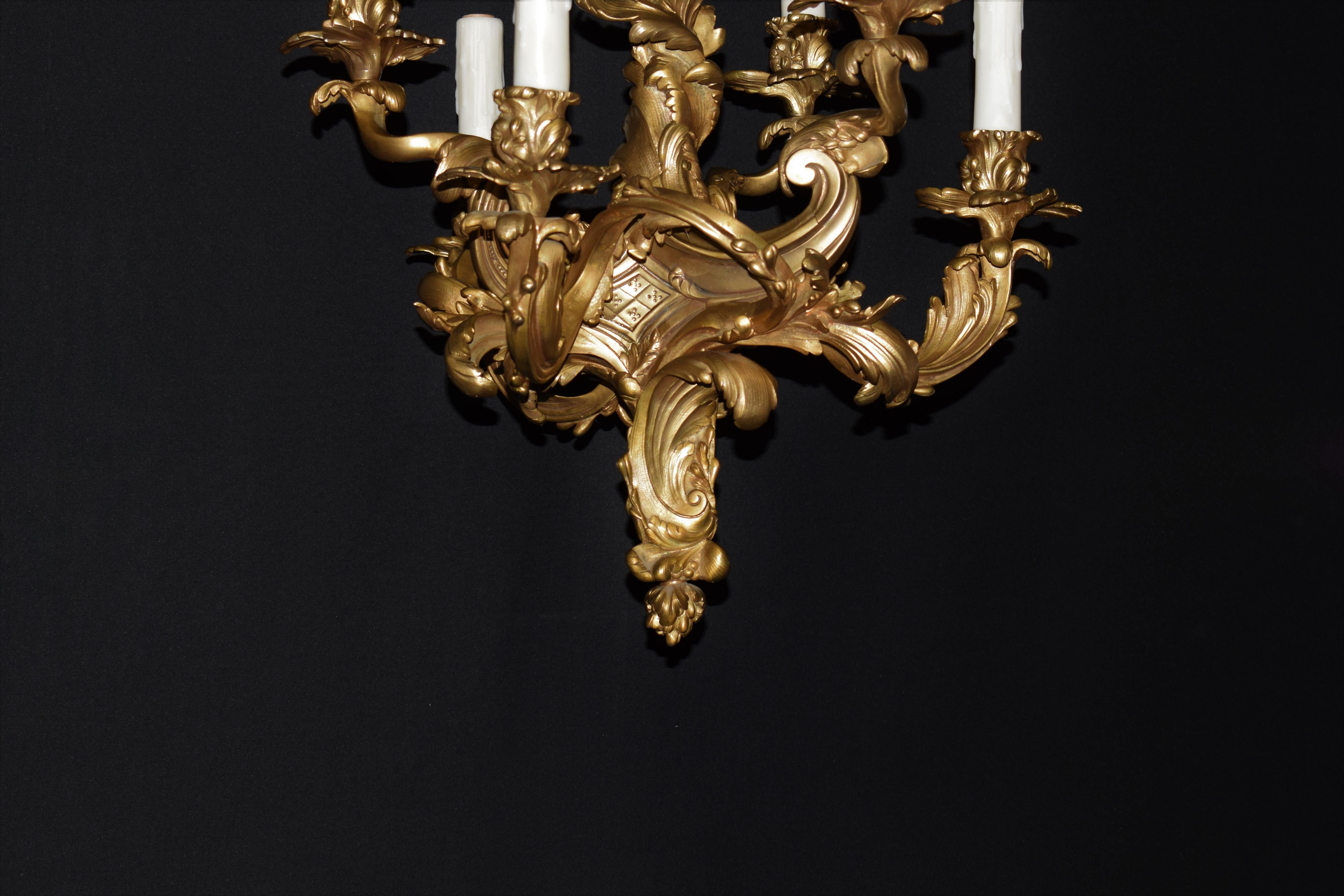 Français Lustre de style Louis XV en bronze doré en vente