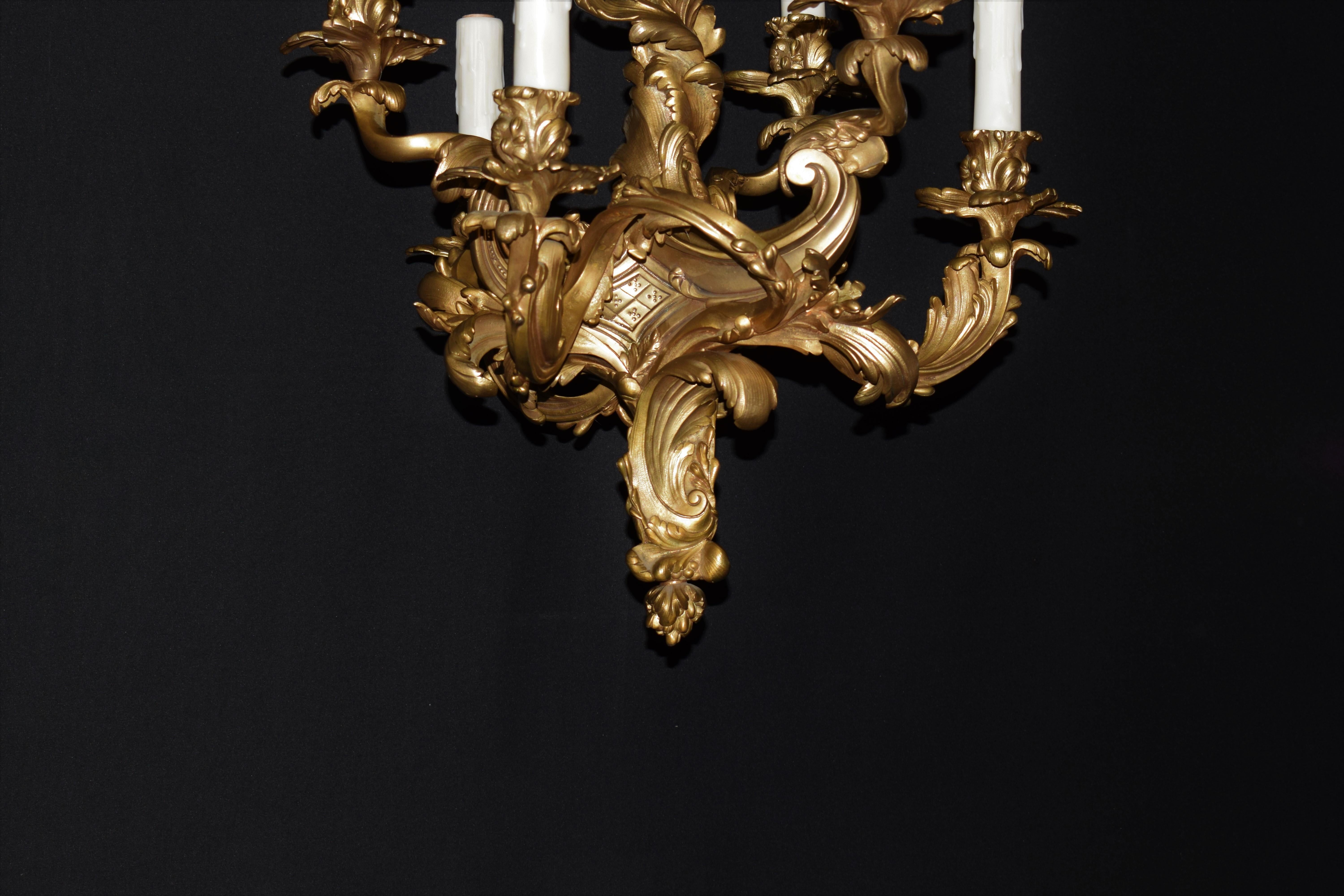 Dorato Lampadario in bronzo dorato in stile Luigi XV in vendita