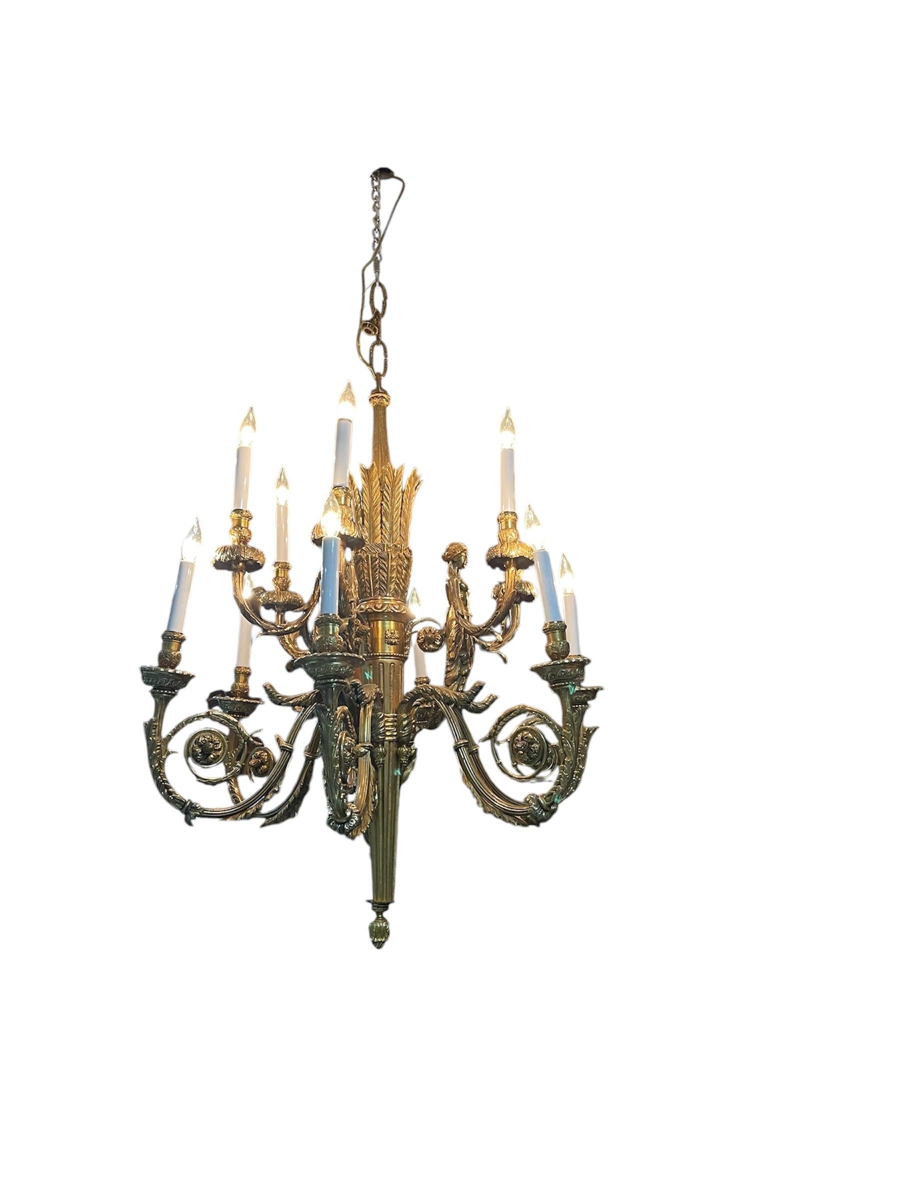 Dorato Lampadario in bronzo dorato in stile Luigi XV in vendita