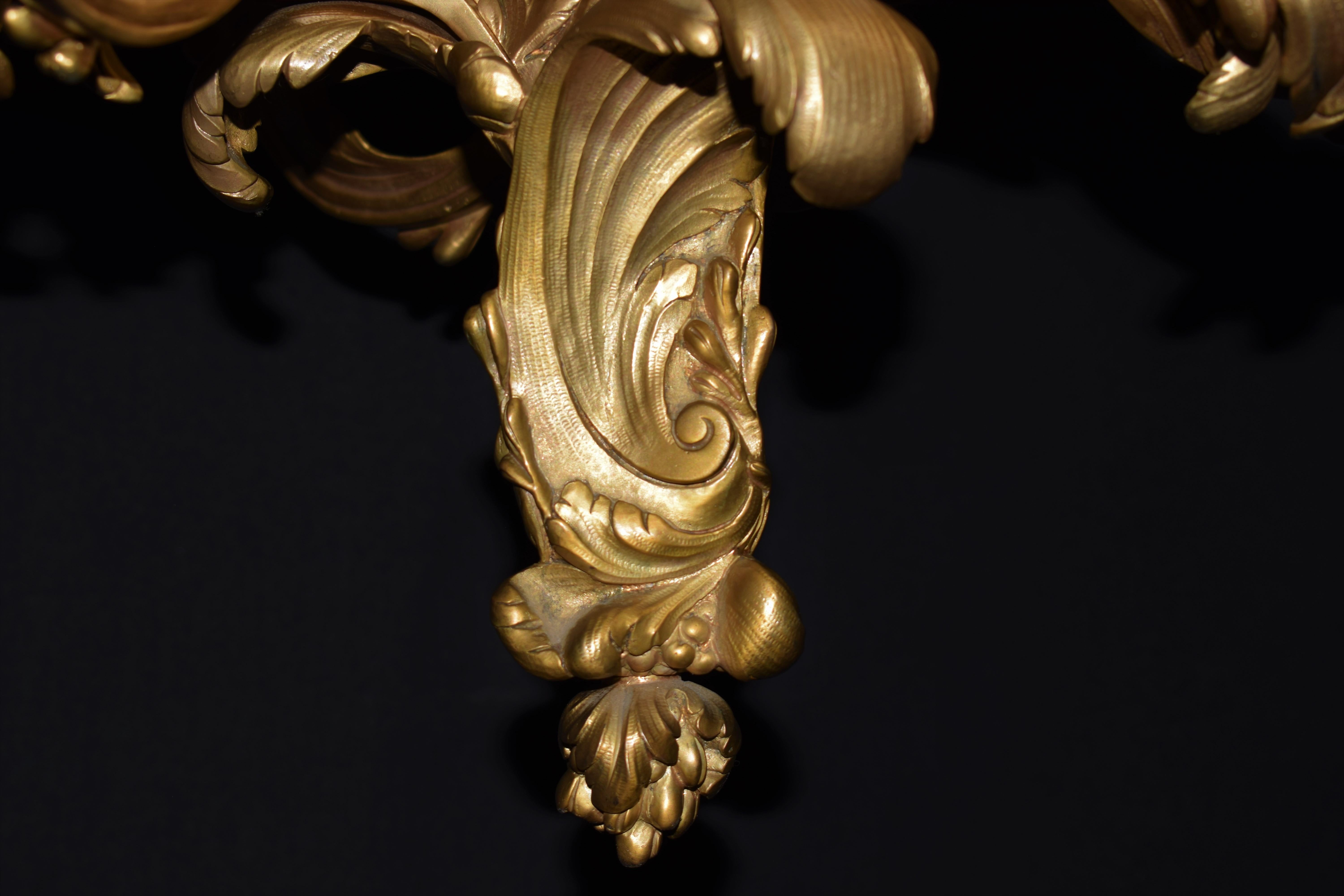 Louis XV Stil Vergoldete Bronze Kronleuchter (Frühes 20. Jahrhundert) im Angebot