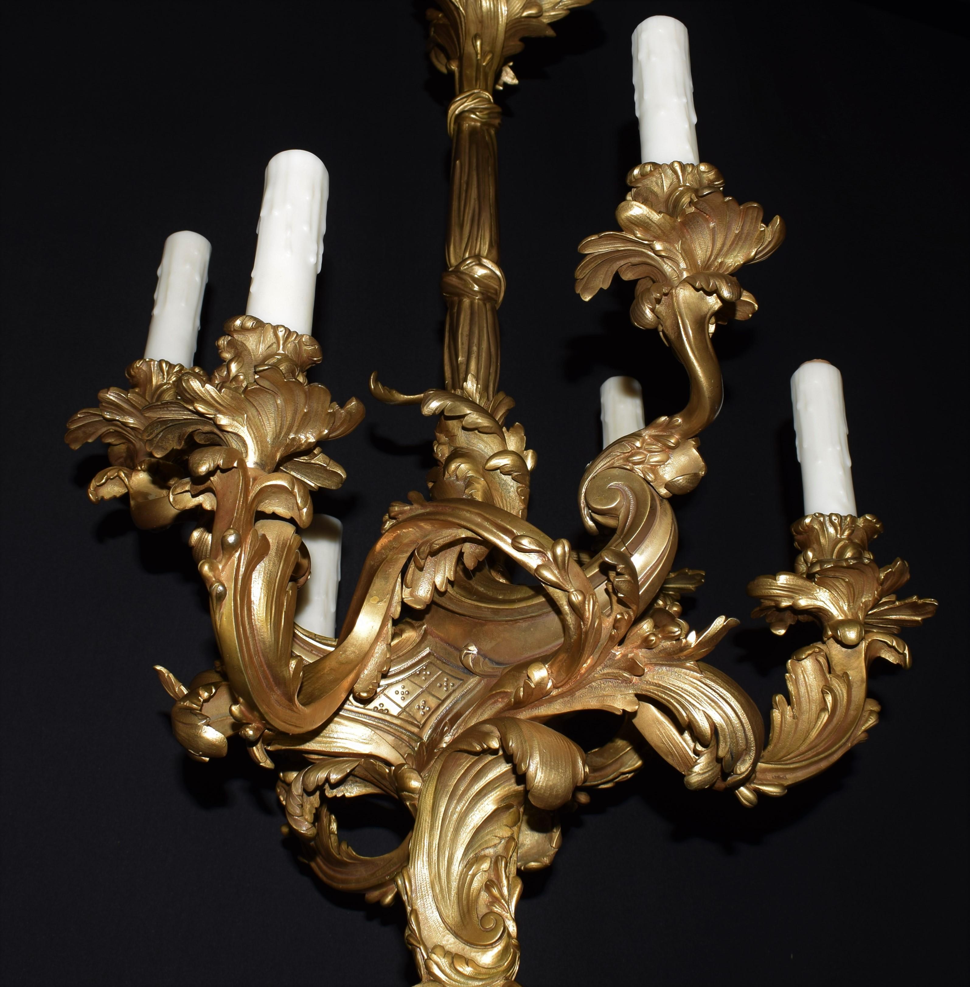 Louis XV Stil Vergoldete Bronze Kronleuchter im Angebot 3