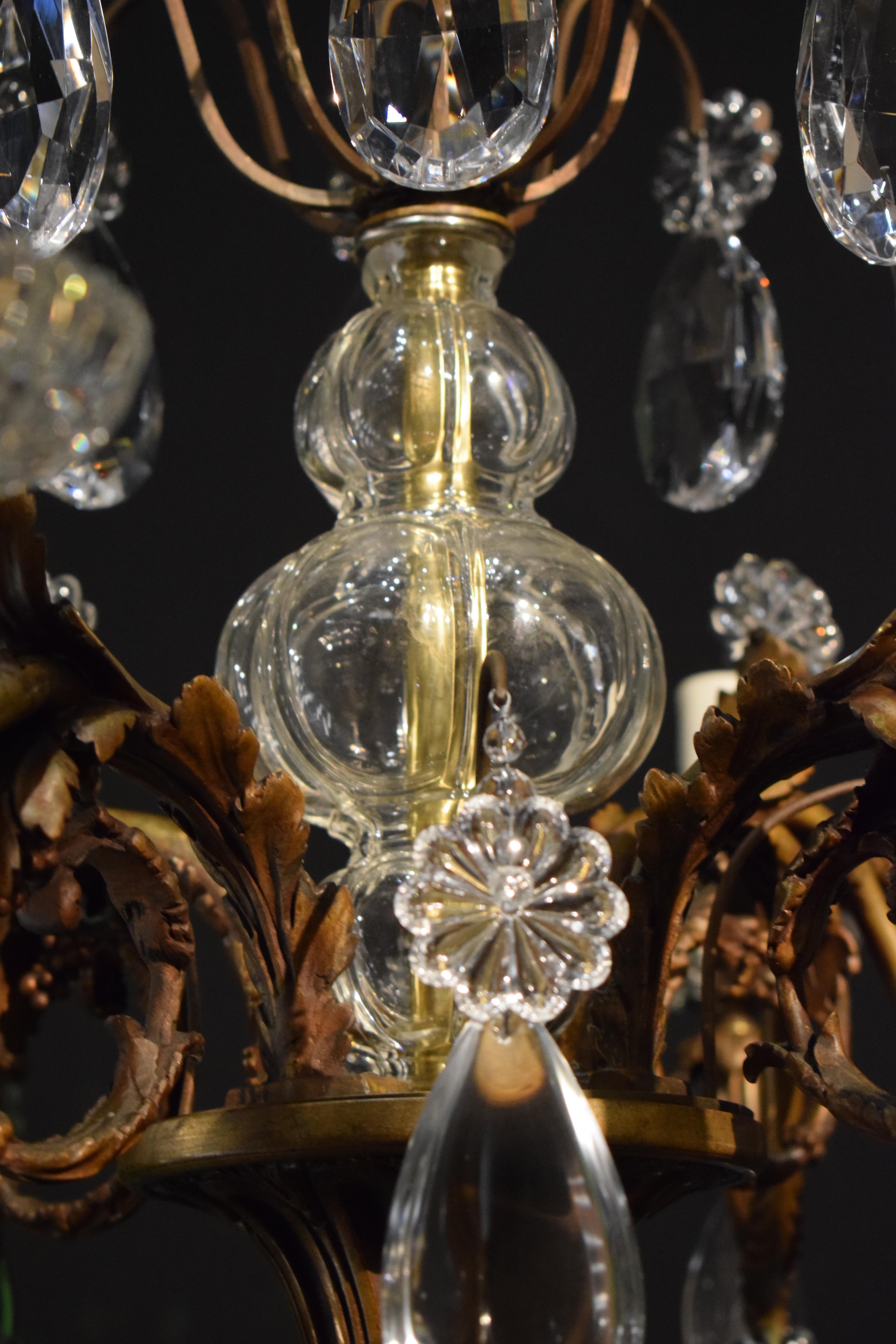 Lampadario in bronzo dorato e cristallo in stile Luigi XV in vendita 4