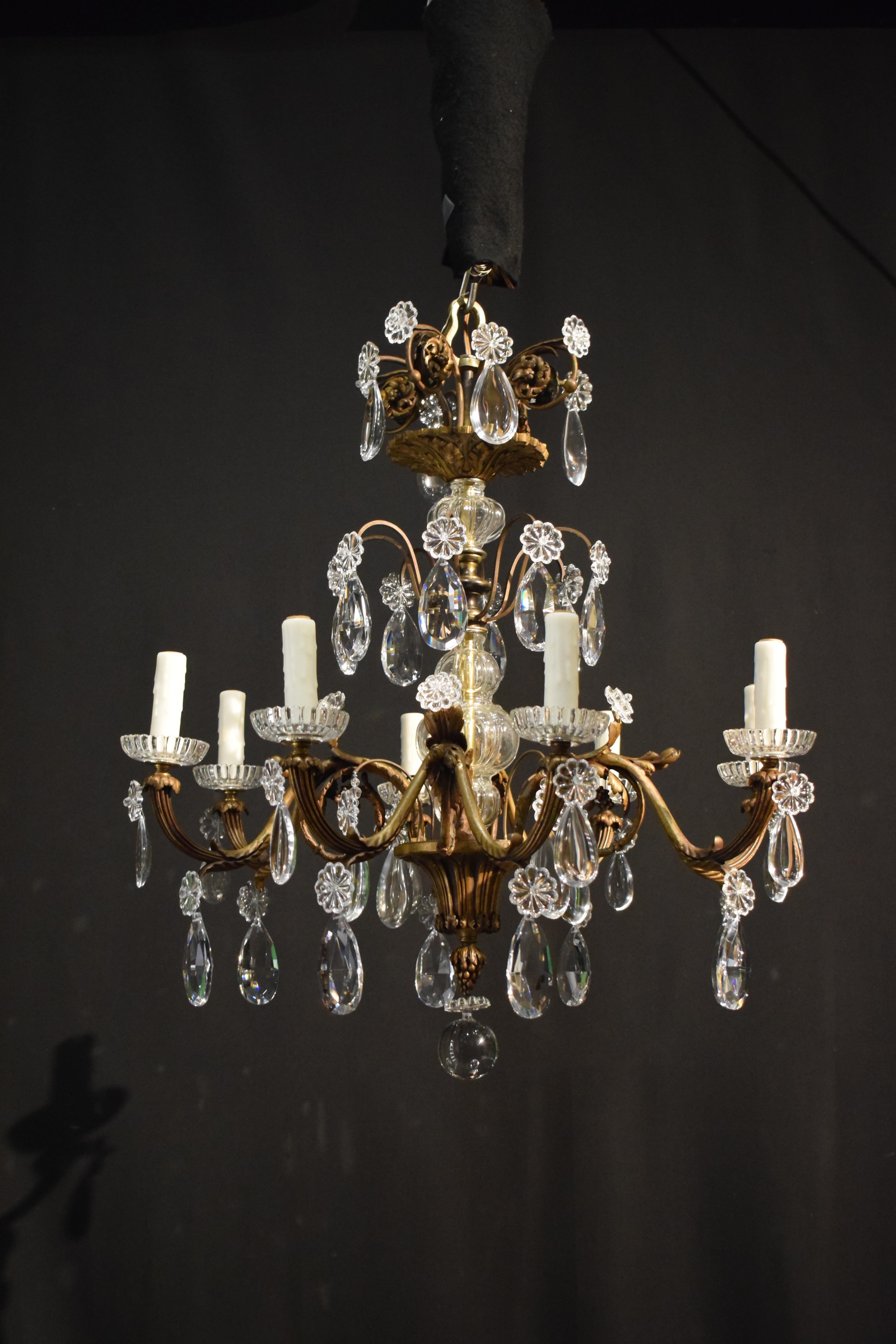 Lampadario in bronzo dorato e cristallo in stile Luigi XV in vendita 6