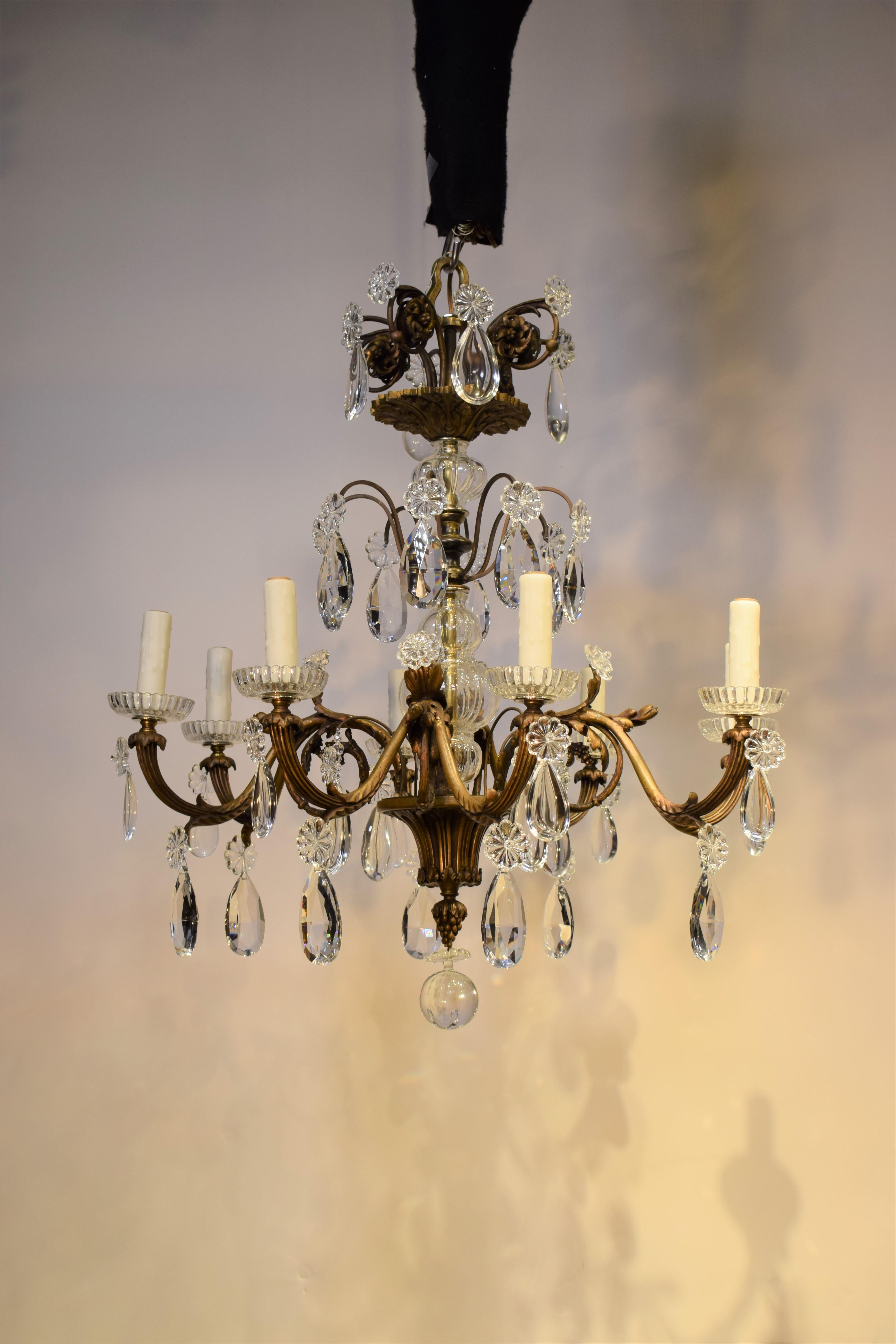 A very fine and decorative Louis XV style gilt bronze chandelier featuring hand cut crystal pendalogues. France, circa 1920. 8 Lights.
Dimensions: height 30