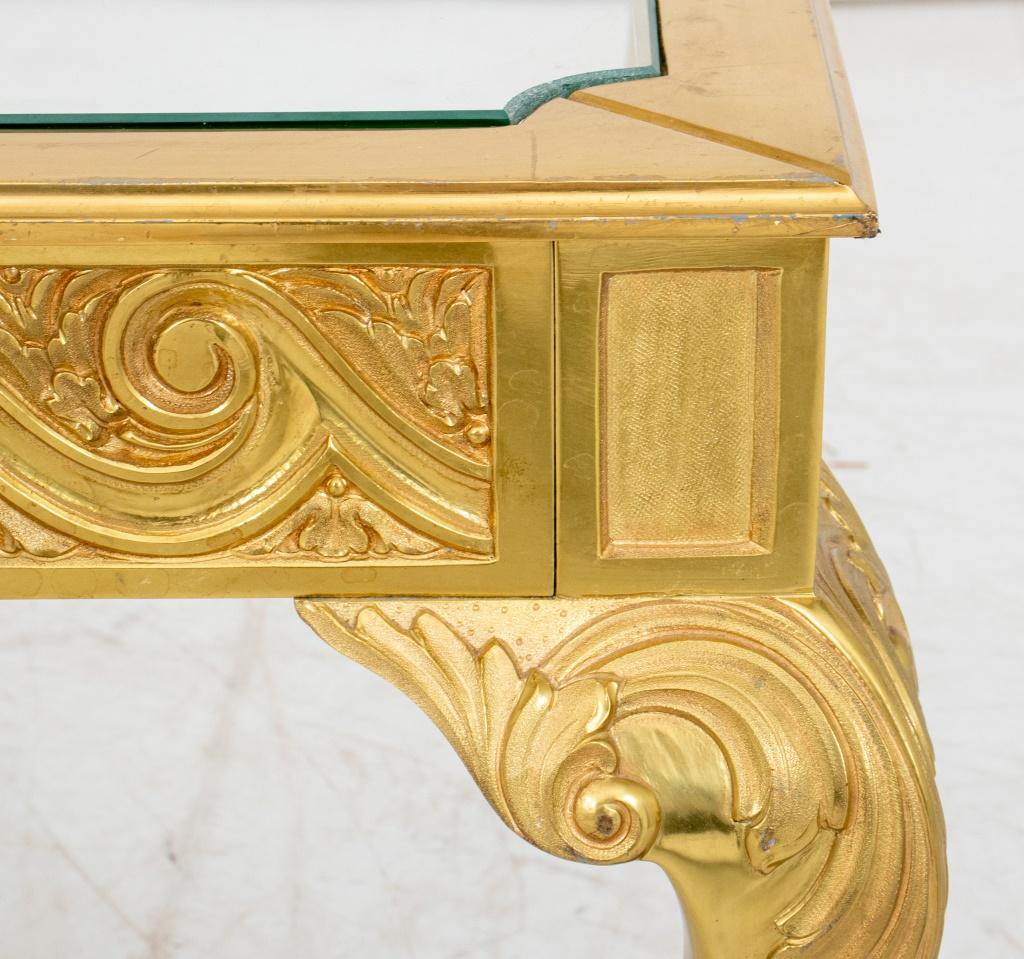 Table basse de style Louis XV en bronze doré avec plateau en verre Bon état - En vente à New York, NY