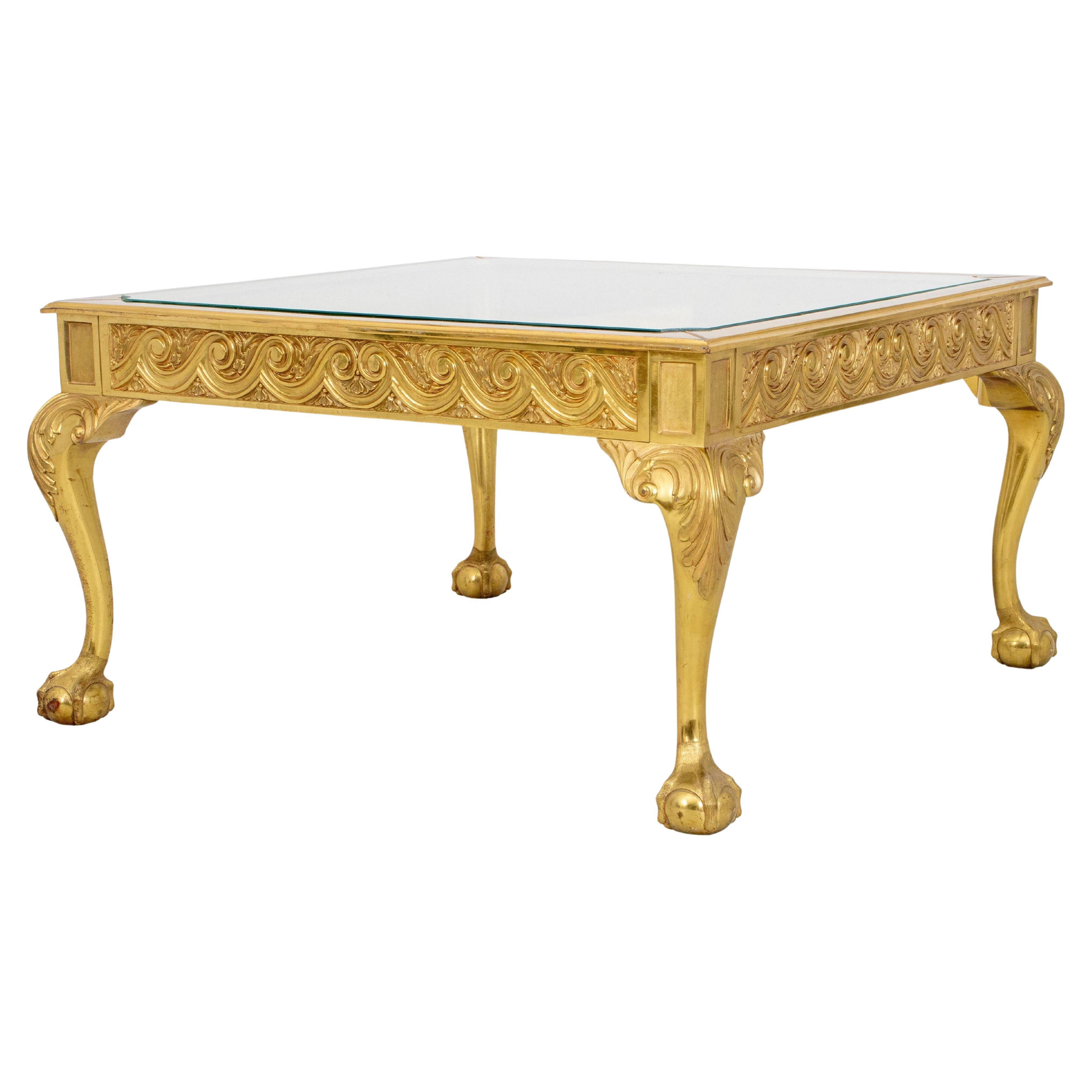 Table basse de style Louis XV en bronze doré avec plateau en verre en vente