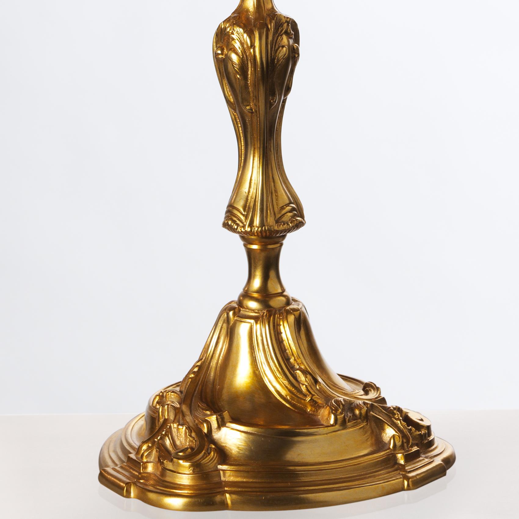 This Louis XV style gilt bronze lamp by Gherardo Degli Albizzi resumes the great taste of Rococò period decoration. As this, vegetal motifs are all over this piece and it features great elegance and opulence in the forms. The stem has got three