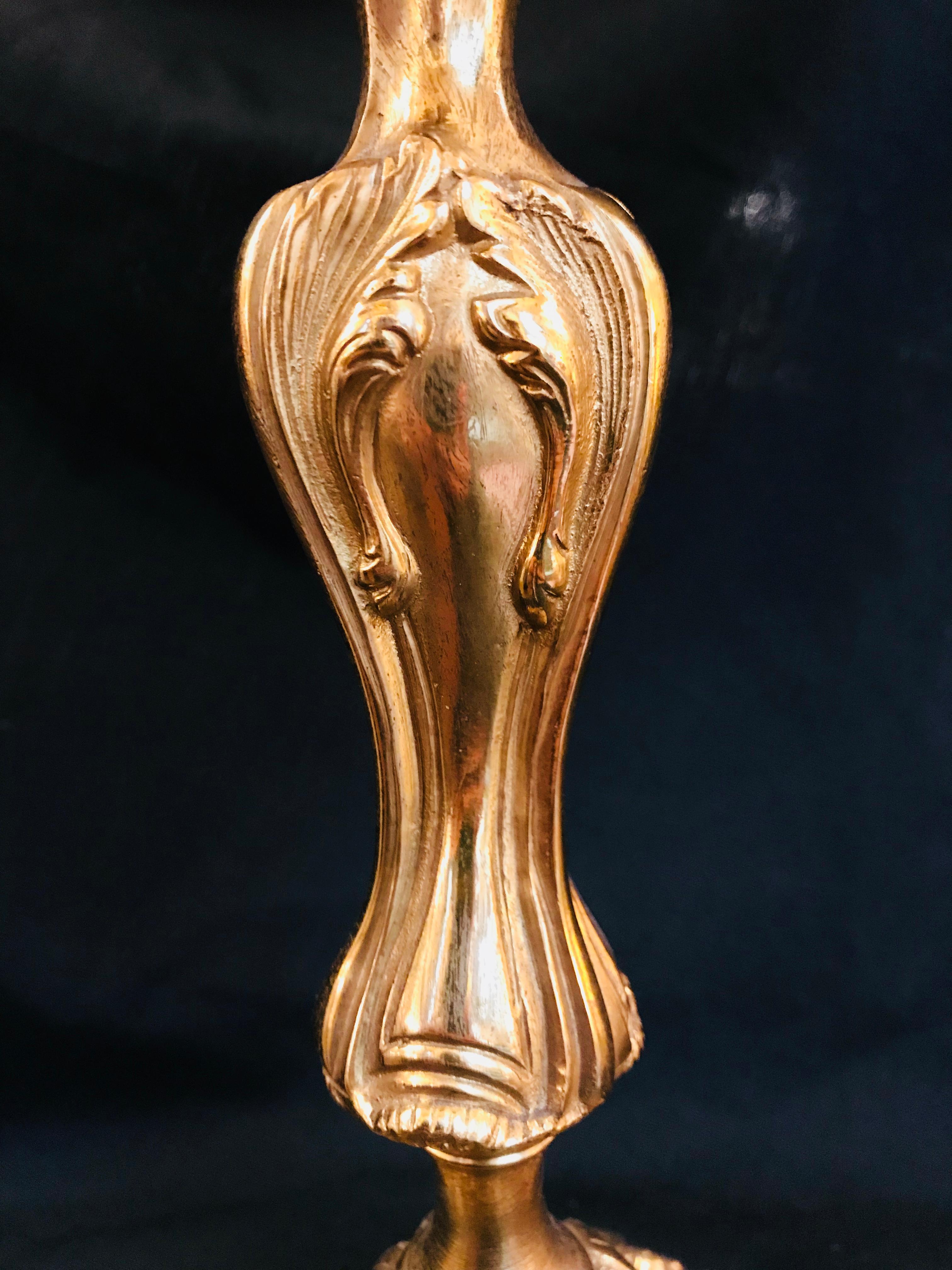 Doré Lampe de style Louis XV en bronze doré par Gherardo Degli Albizzi  en vente