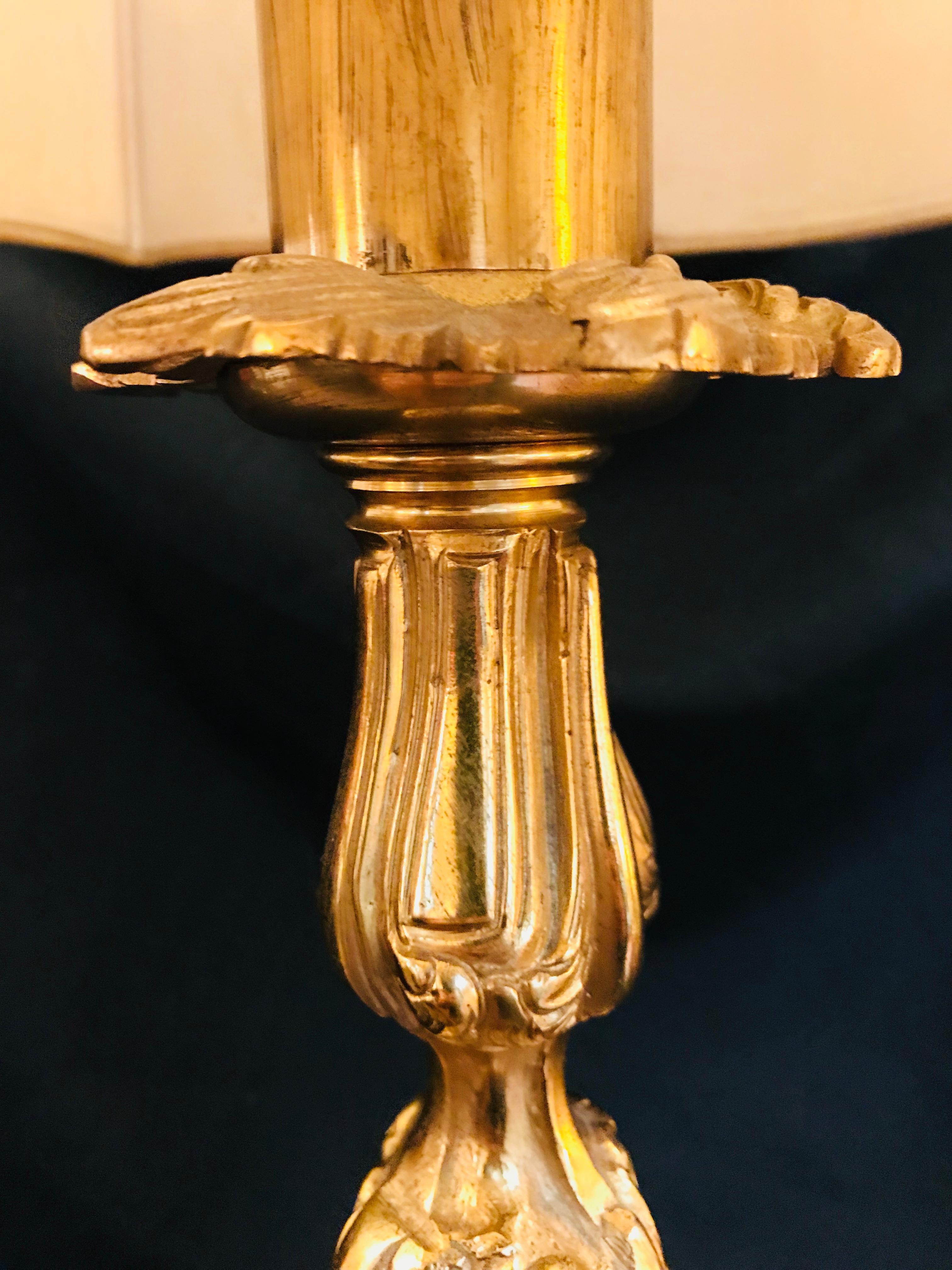 Lampe aus vergoldeter Bronze im Louis-XV-Stil von Gherardo Degli Albizzi  (Vergoldet) im Angebot