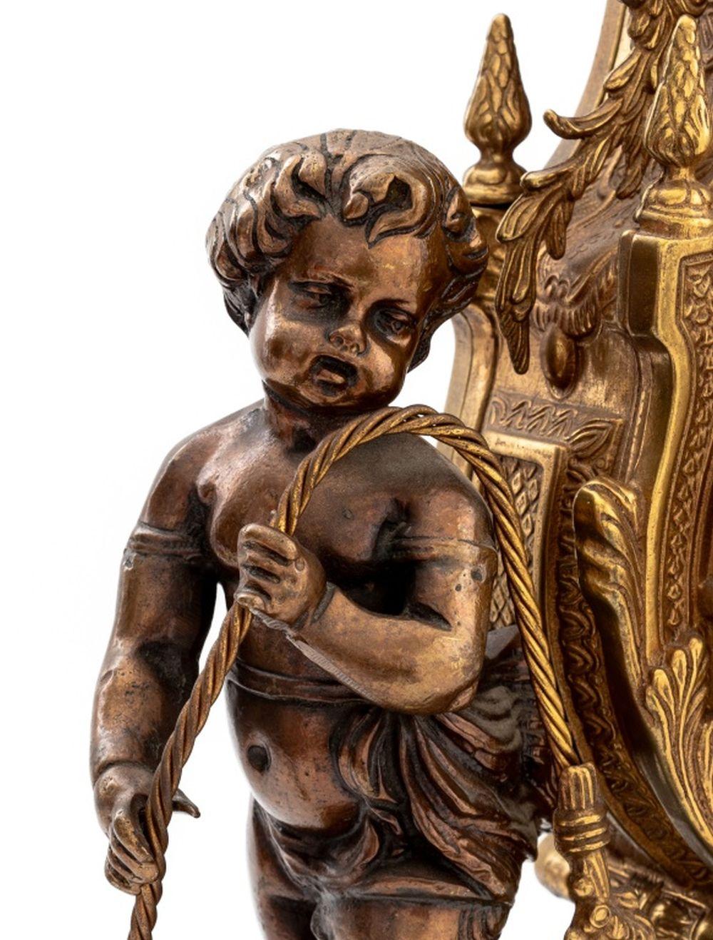 Italiano Guarnitura in bronzo dorato e marmo in stile Luigi XV in vendita