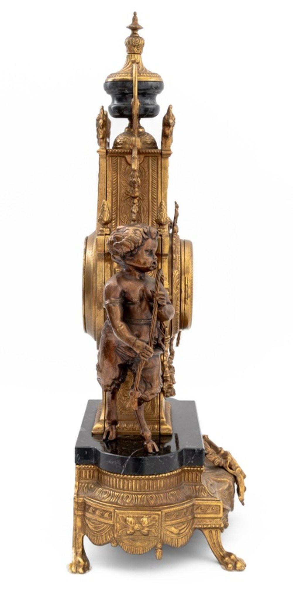 Guarnitura in bronzo dorato e marmo in stile Luigi XV in vendita 1
