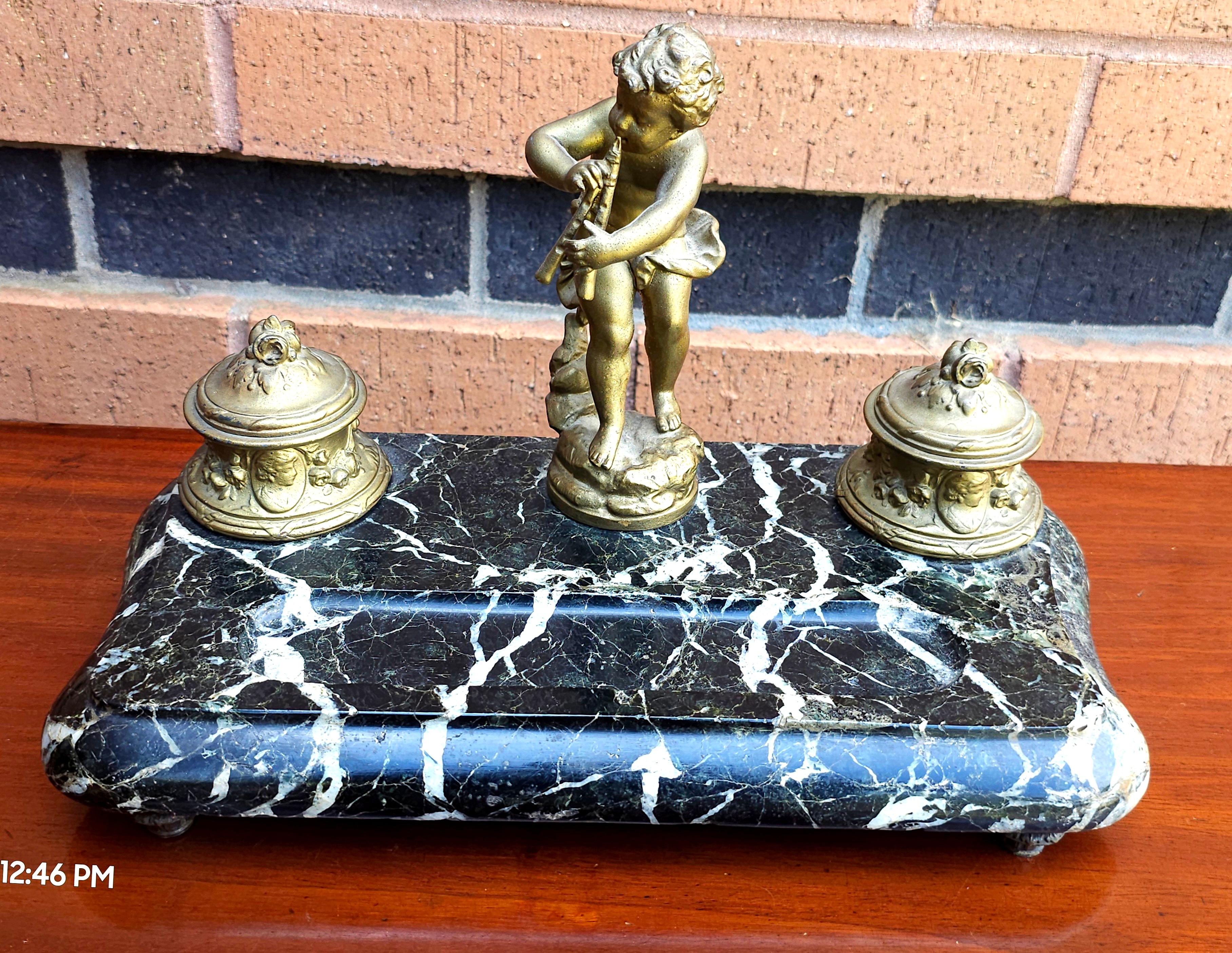 Un eccezionale calamaio Standish in marmo nero montato in bronzo dorato in stile Luigi XV con un cherubino che suona la musica. 